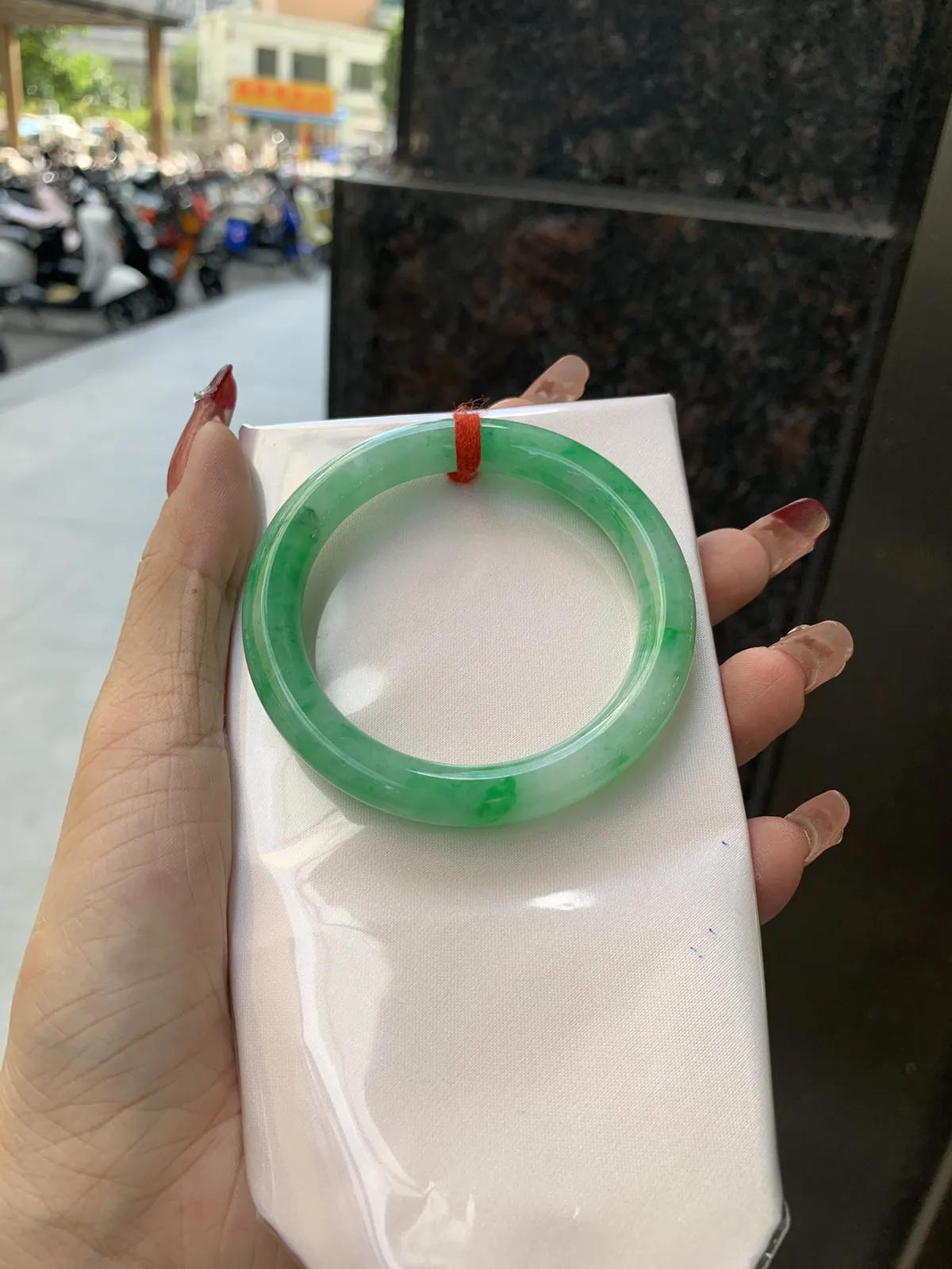 私人链接#满绿美人条
51.6-8.4-8.8
完美，底妆细腻，近满绿鲜艳青翠，色泽均匀分布，举手投足之间散发出来的贵气感