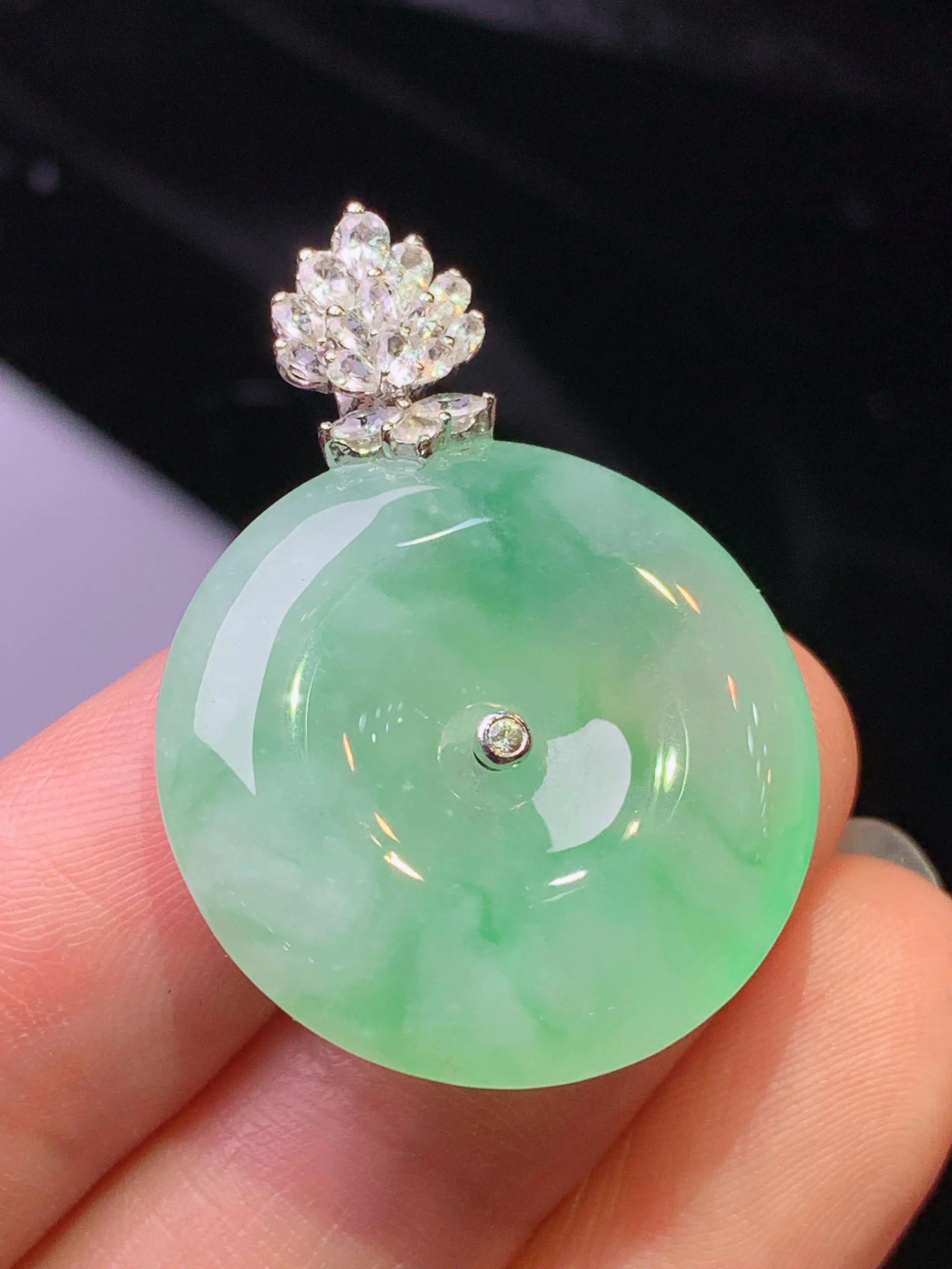 18k金钻镶嵌飘绿平安扣吊坠 玉质细腻 色泽清新艳丽 整体尺寸33.8*24.5*6.2