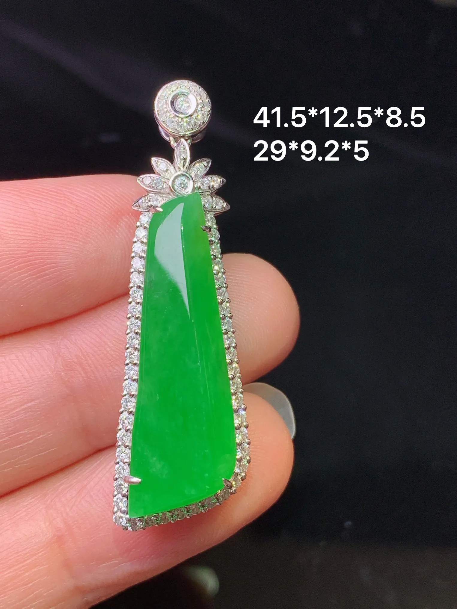 18k金钻镶嵌满绿随形吊坠 玉质细腻 色泽清新艳丽 整体尺寸41.5*12.5*8.5