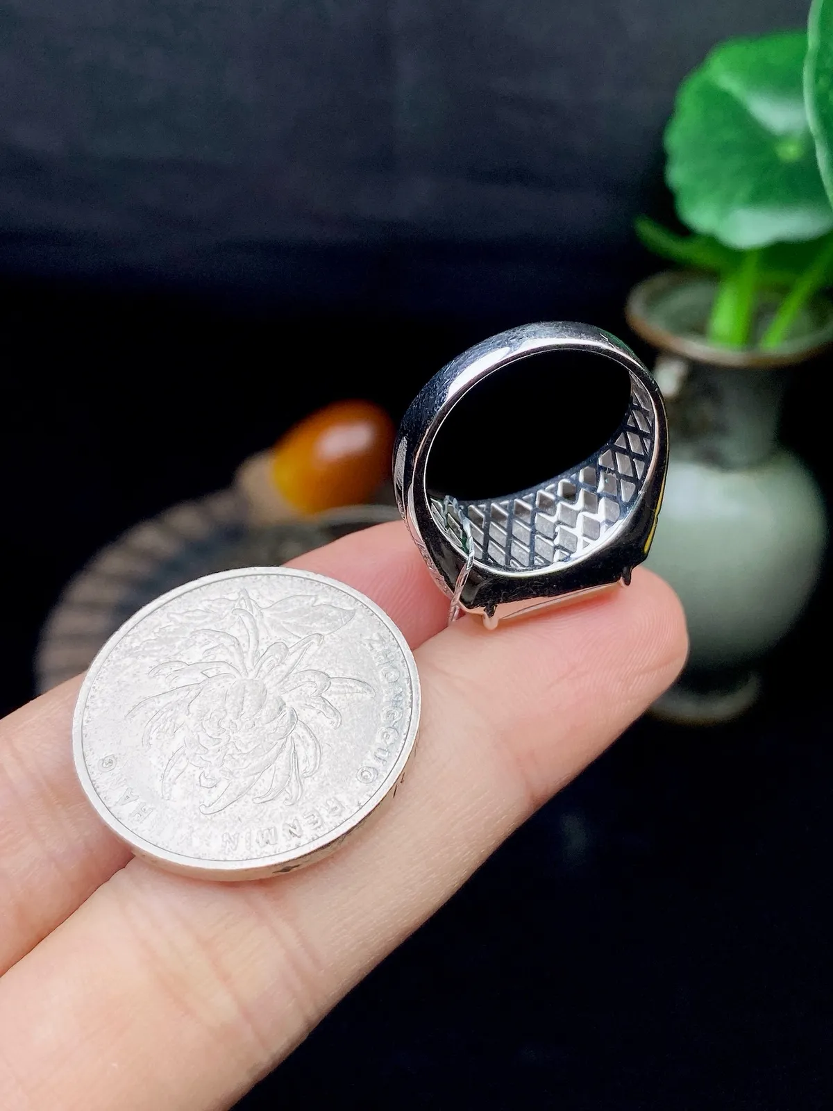 【冰种黄翡马鞍戒指】种水上乘，晶莹剔透，纯净通透，18k金钻精美镶嵌，裸石尺寸10.4*14.1*2.7毫米，圈口可改