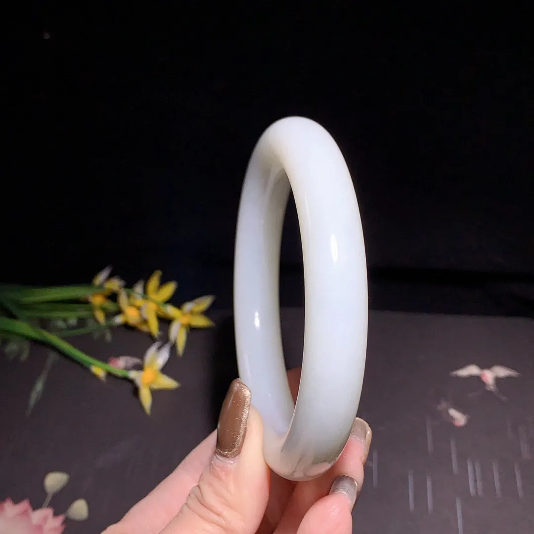 和田玉59.8圈口羊脂白肥圆条手镯！玉质细腻油润 底色纯净 无裂无杂 脂粉好，品质好！