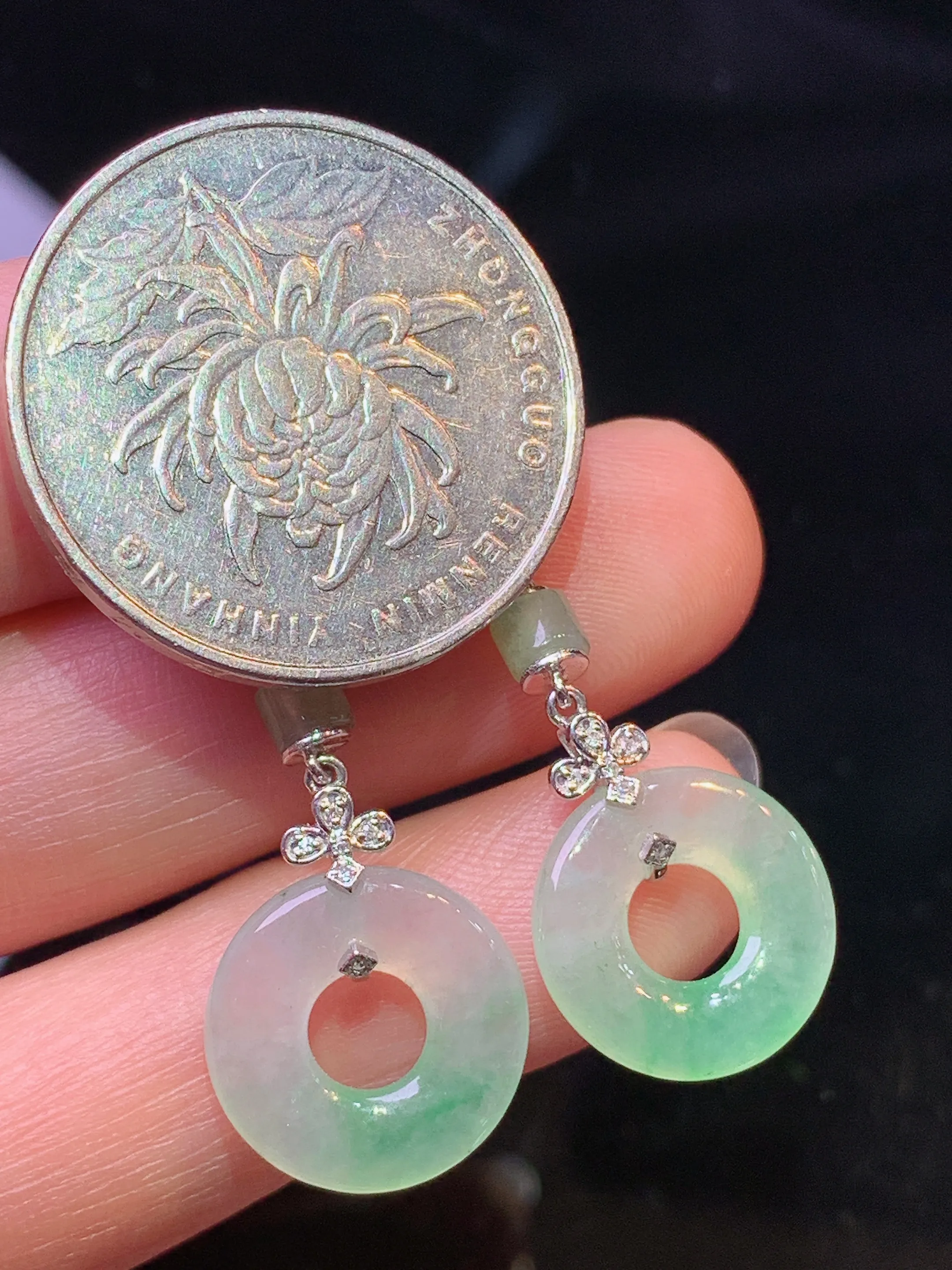 18k金钻镶嵌飘绿平安环耳坠 玉质细腻 色泽清新艳丽 整体尺寸28*13.7*2.7