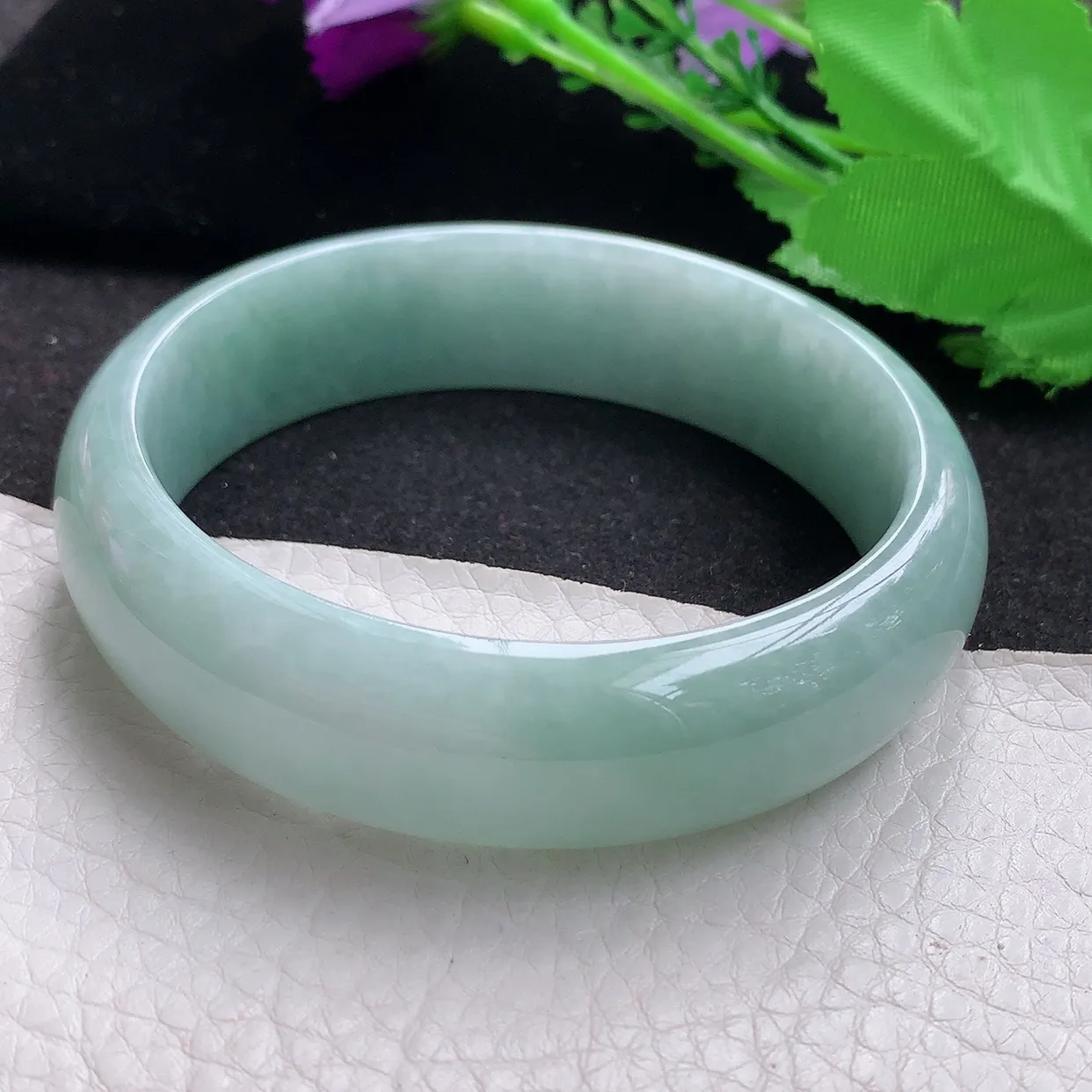 js大圈口62*17.3*7.5轮胎镯 缅甸翡翠a货水润浅绿宽边玉手镯玉手环