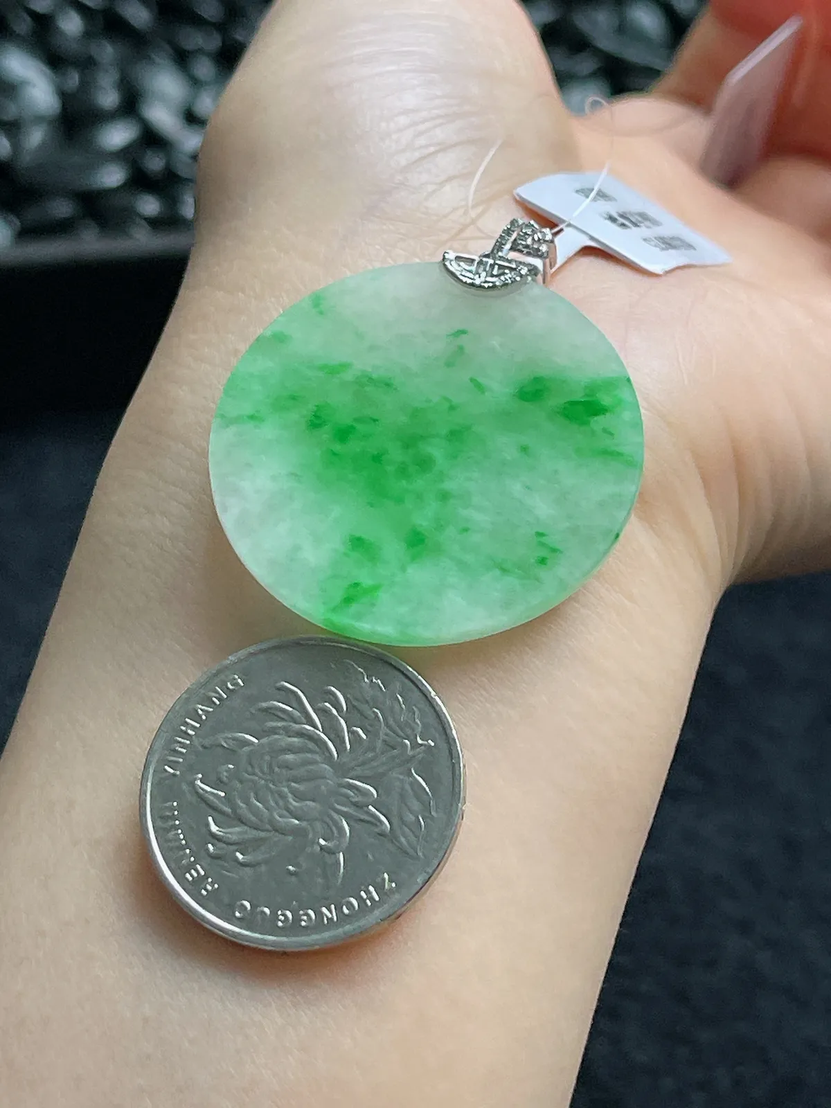 18k金翡翠糯化种飘绿无事牌