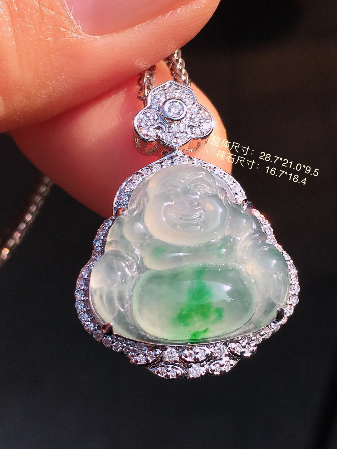 冰飘绿佛公吊坠，色泽艳丽，玉质细腻，荧光感超
强，饱满圆润，尽显优雅气质，18k
金豪华镶嵌