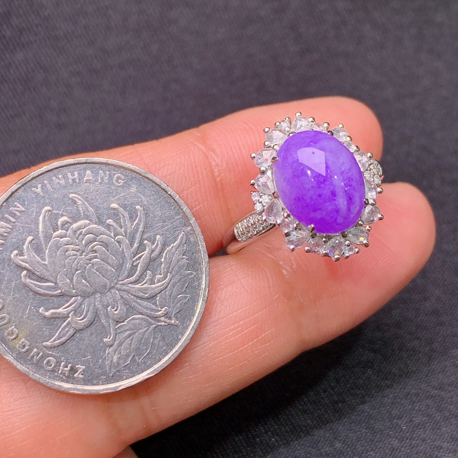 紫罗兰蛋面戒指，18k金镶嵌，温润细腻，颜色浓郁 尺寸14 裸石10.4*8.1*4.3