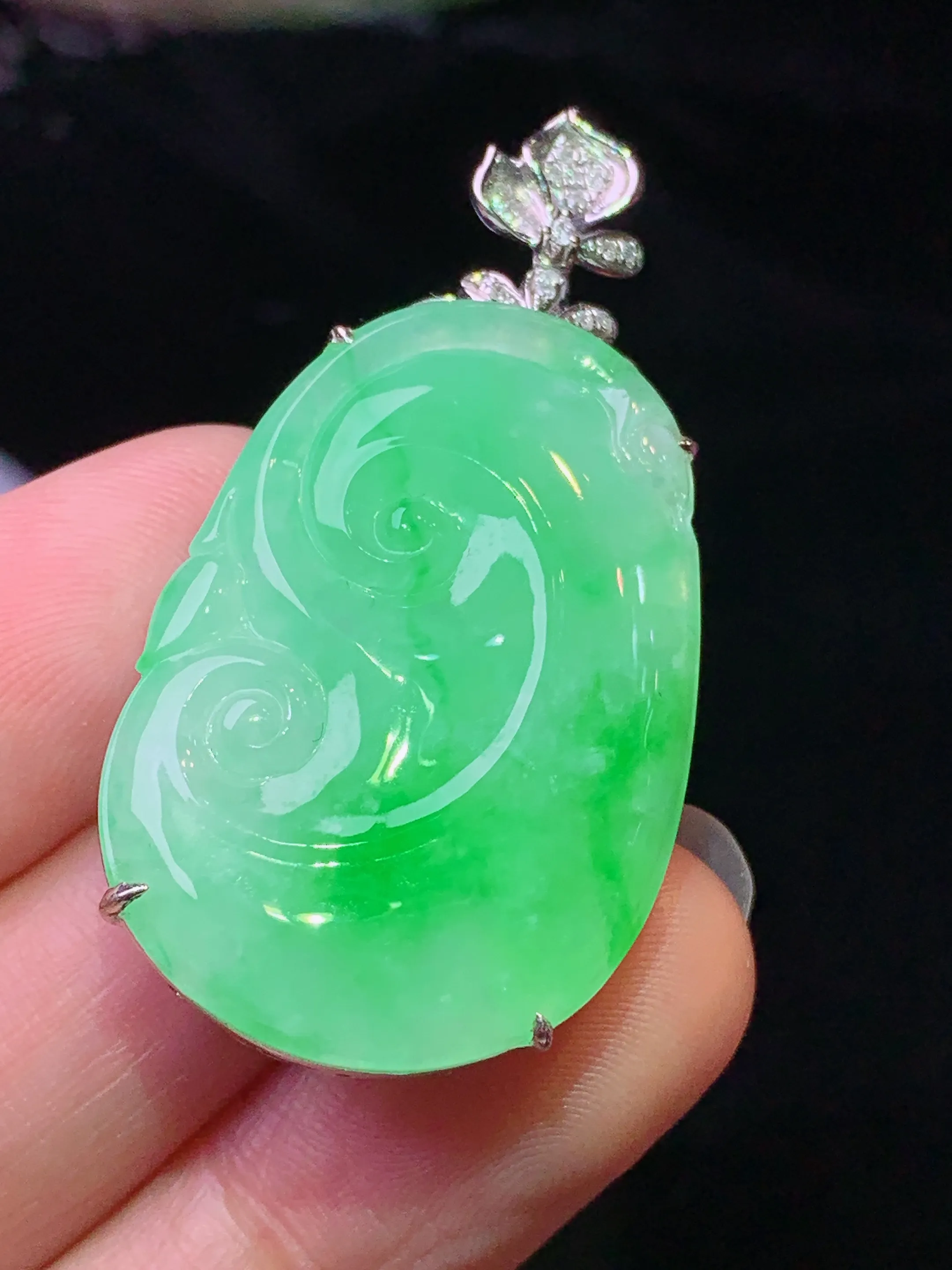 18k金钻镶嵌翠绿如意吊坠 玉质细腻 色泽清新艳丽 整体尺寸42.5*22.2*6