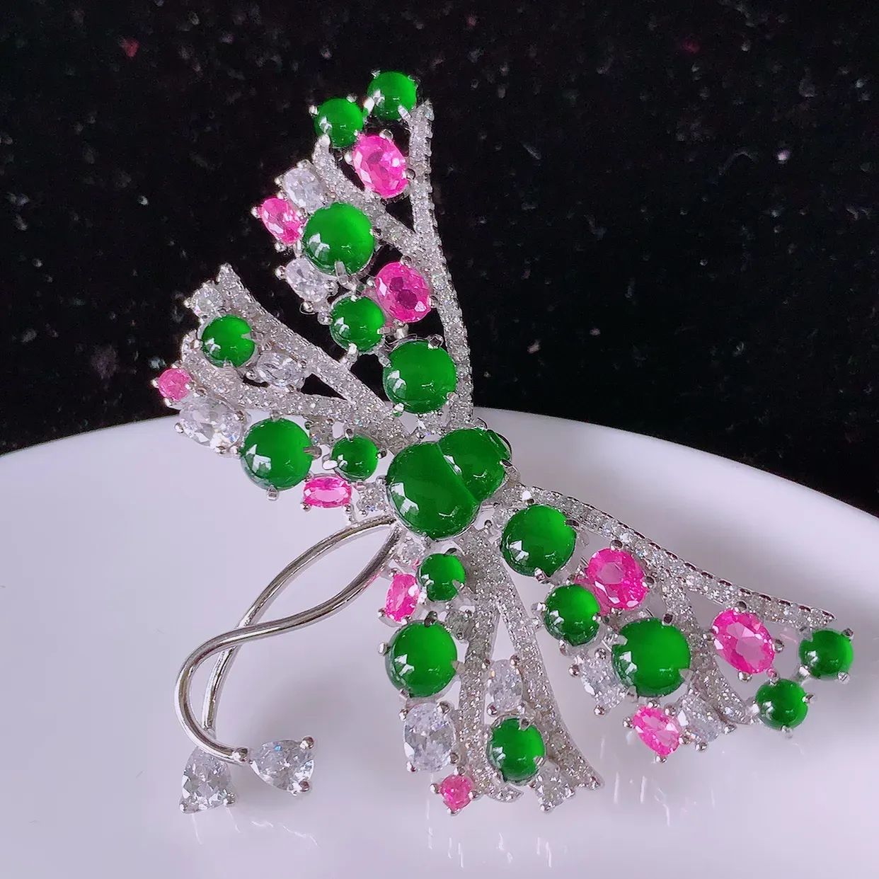 冰透满绿翡翠925银镶嵌胸针，自然光实拍，翠色灵动，颜色漂亮，种老水足，品相佳，佩戴佳品！#97.20整体48*30*9.5葫芦裸石8*5.8