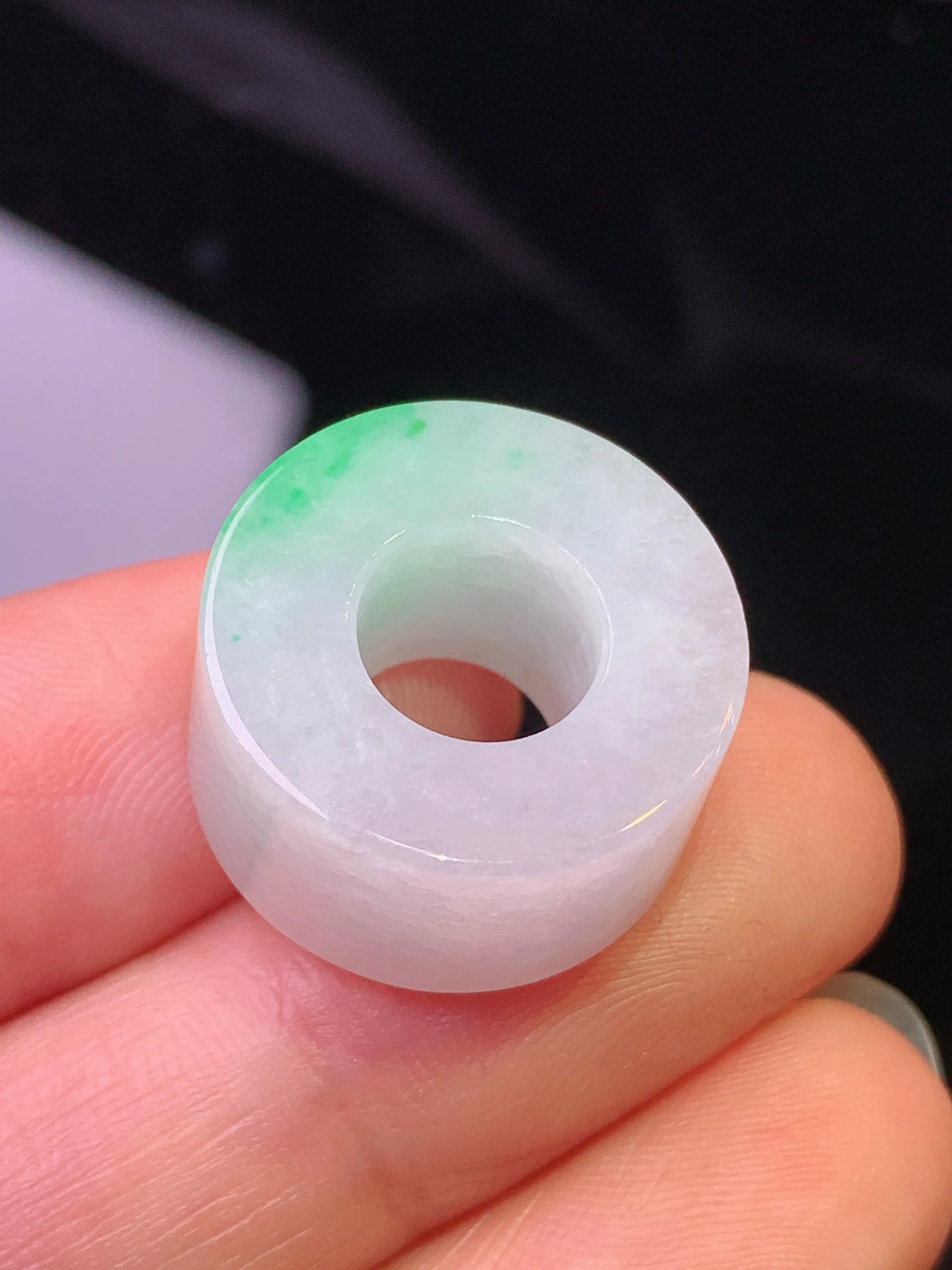 飘绿路路通吊坠 玉质细腻 色泽清新艳丽 整体尺寸18.6*9.6