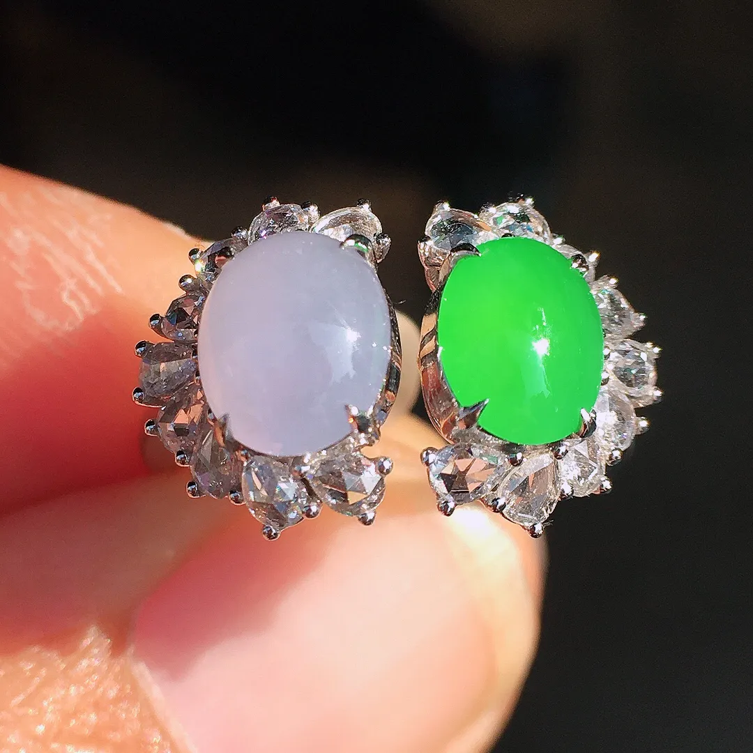 （紫+绿）二合一戒指，色泽均匀艳丽，玉质细腻，荧光感超
强，饱满圆润，尽显优雅气质，18k
金豪华镶