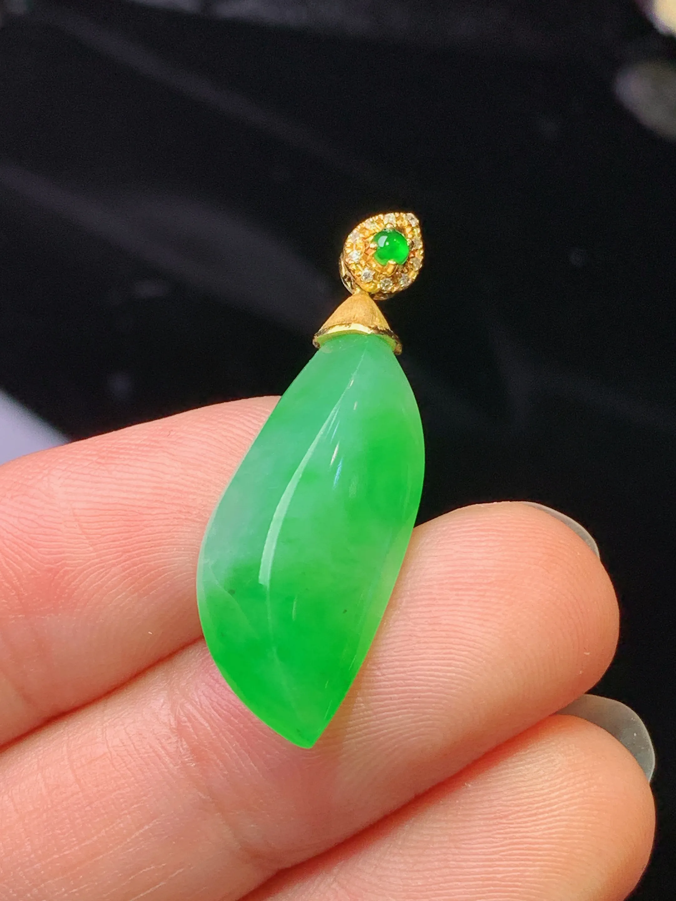 18k金钻镶嵌翠绿随形吊坠 玉质细腻 色泽清新艳丽 整体尺寸31.6*10.6*6