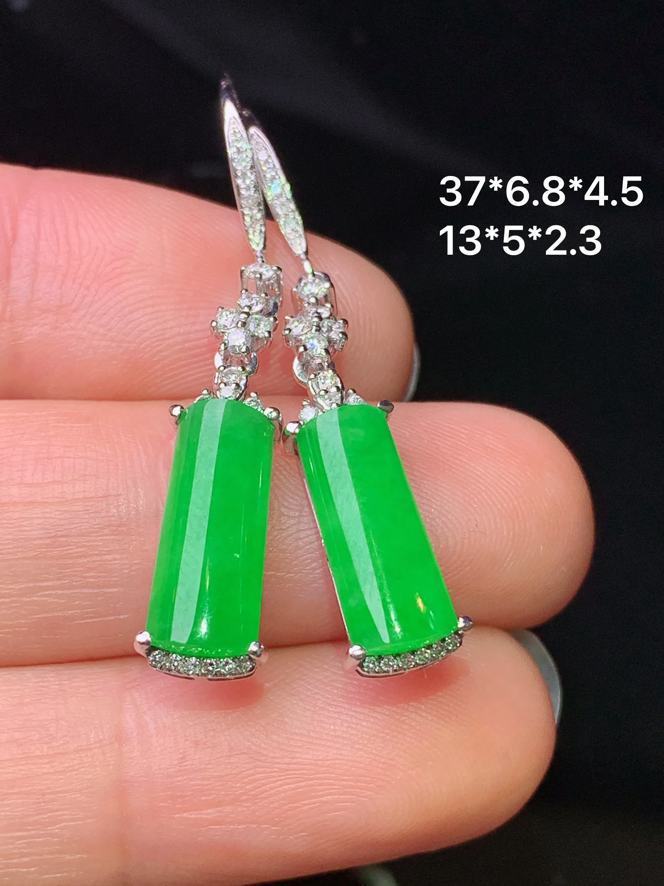 18k金钻镶嵌满绿玉柱耳坠 玉质细腻 色泽清新艳丽 整体尺寸37*6.8*4.5