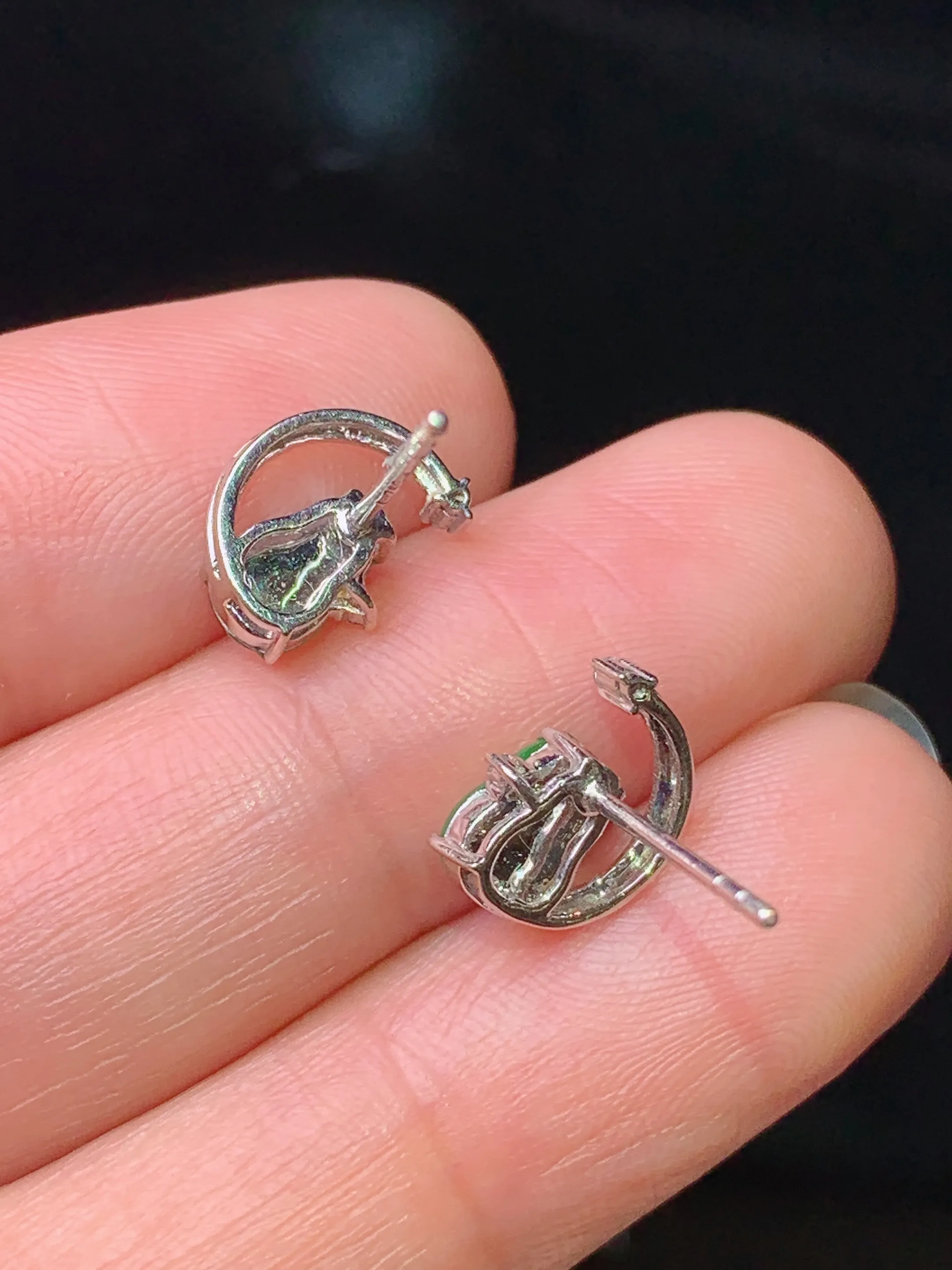 18k金钻镶嵌翠绿葫芦耳钉吊坠 玉质细腻 色泽清新艳丽 整体尺寸10*7.8*3.8