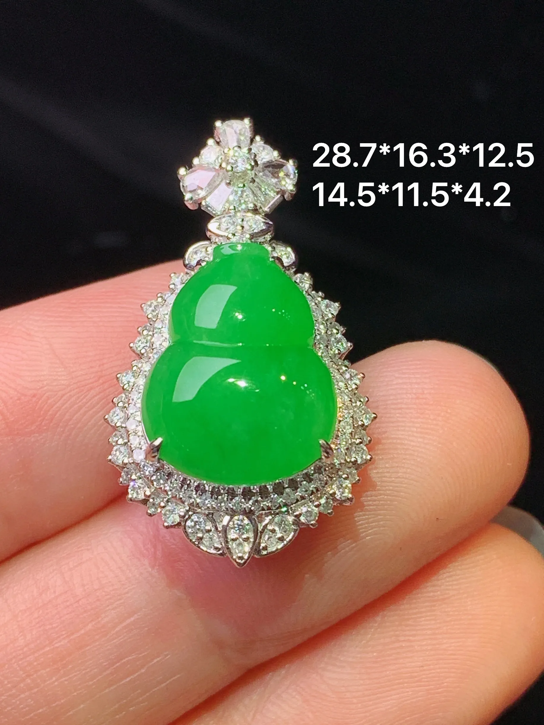 18k金钻镶嵌满绿葫芦吊坠 玉质细腻 色泽清新艳丽 整体尺寸28.7*16.3*12.5