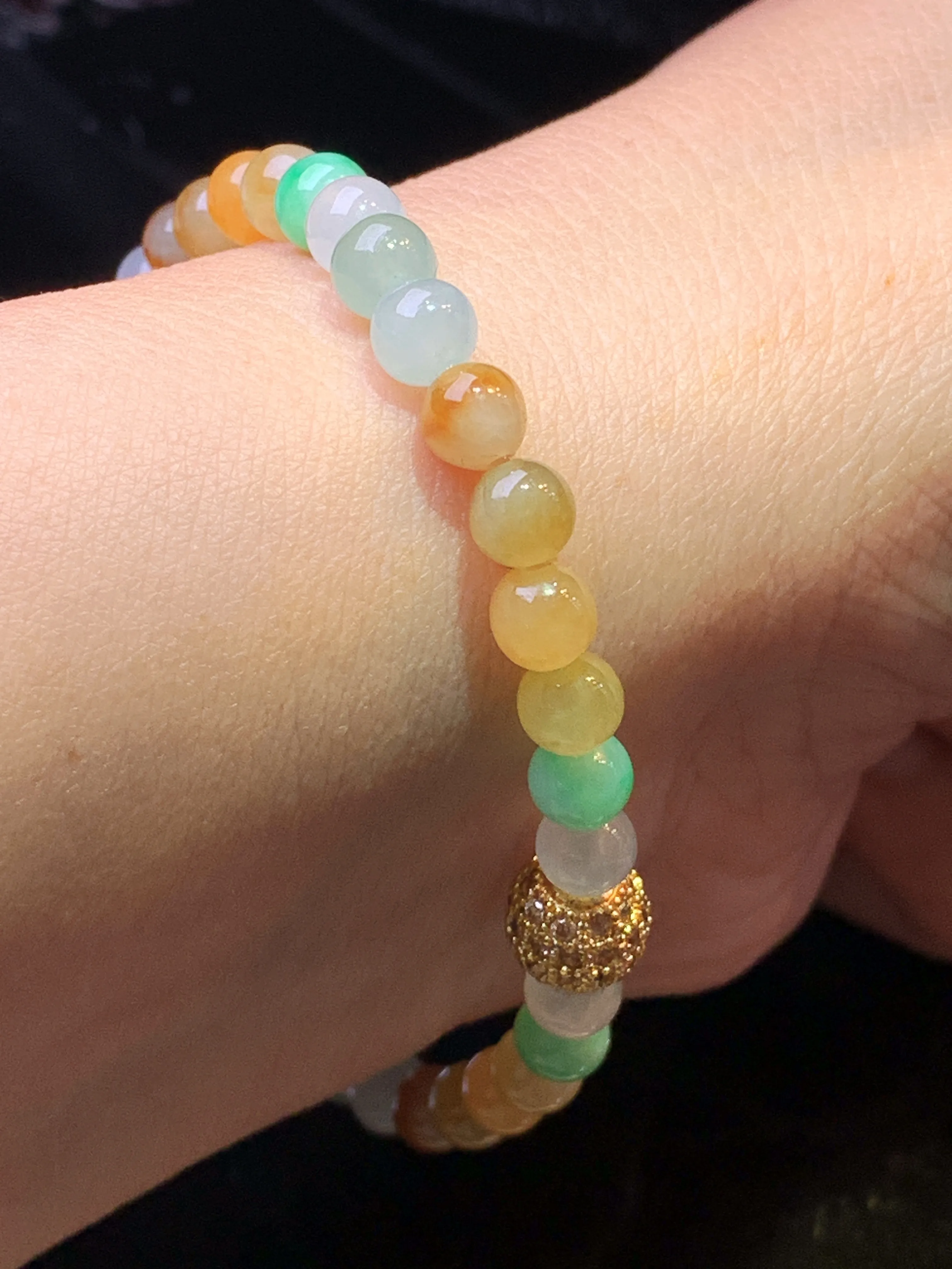 多彩圆珠手链 玉质细腻 色泽清新艳丽 整体尺寸6.3