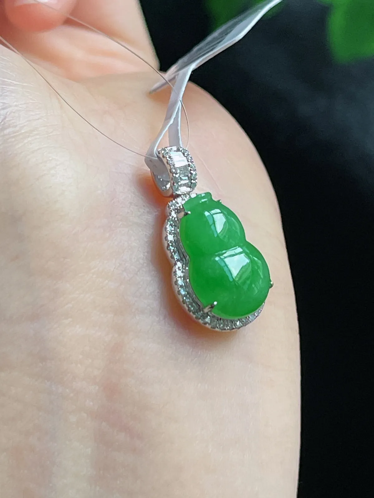 18k金镶嵌翡翠糯化种绿色葫芦