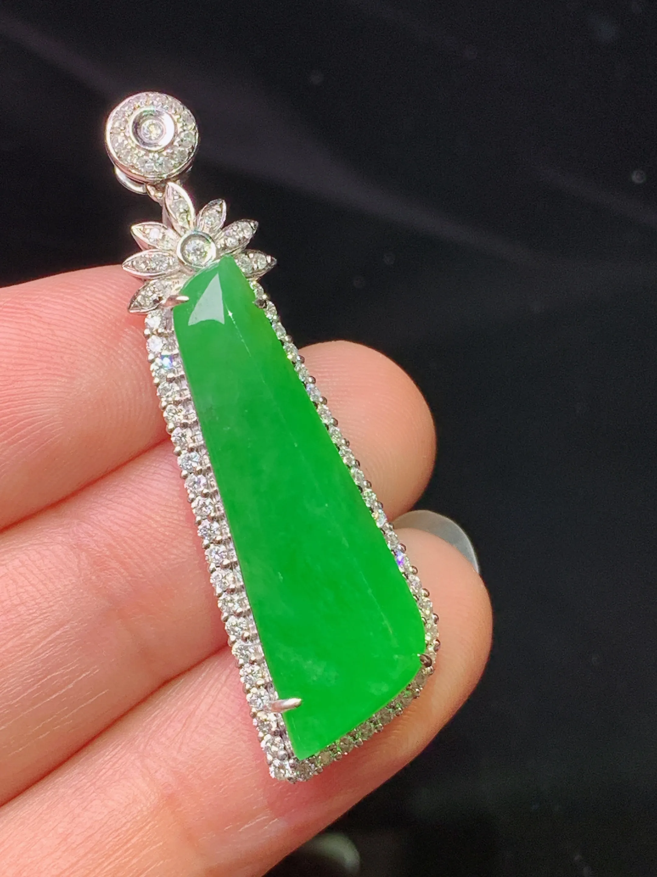 18k金钻镶嵌满绿随形吊坠 玉质细腻 色泽清新艳丽 整体尺寸41.5*12.5*8.5
