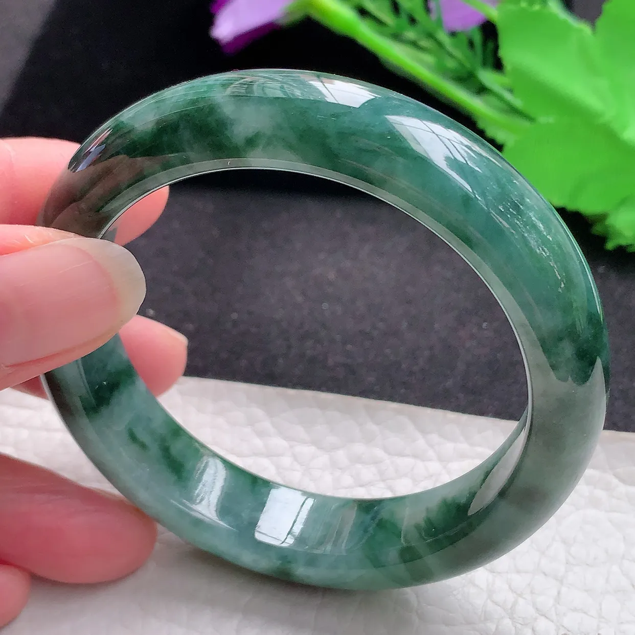 js自然光55.5*13.3*8.6平安镯 缅甸翡翠a货油绿飘花宽边玉手镯玉手环