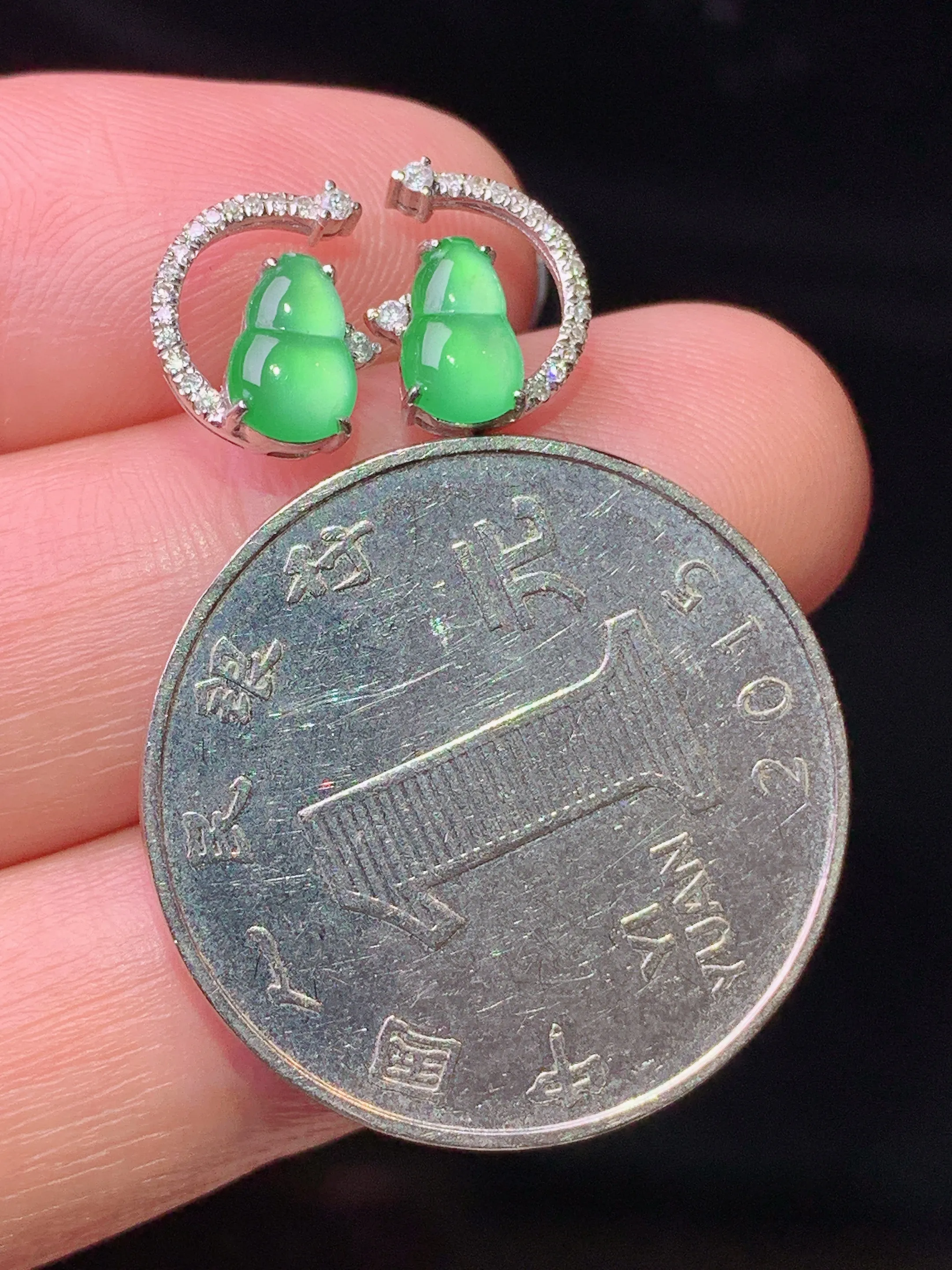18k金钻镶嵌翠绿葫芦耳钉吊坠 玉质细腻 色泽清新艳丽 整体尺寸10*7.8*3.8
