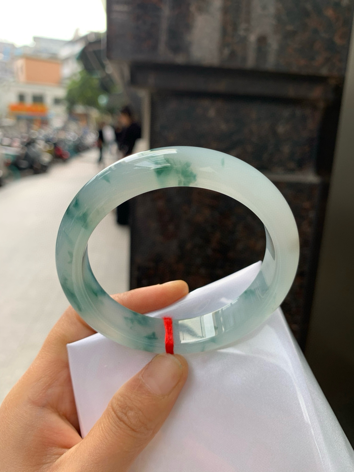 冰飘蓝花正圈
57.5-12.8-8.7
底妆纯净冰透，胶感十足，蓝花像水墨丹青一样，在水中晕染开来，蕴含着传统的韵味美，勾勒出一副唯美的山水意境画，上手典雅知性，温婉端庄