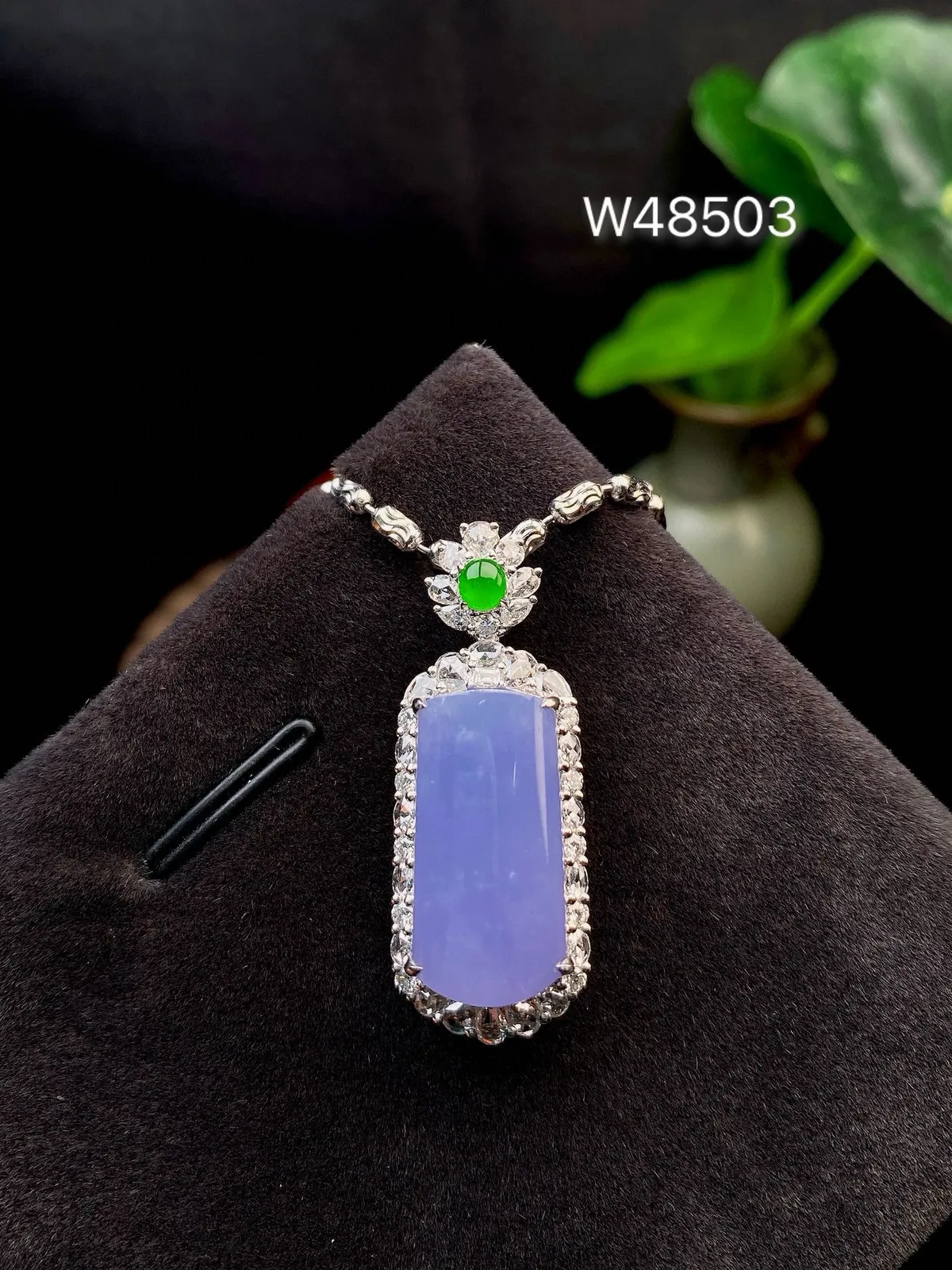 【冰种紫无事柱吊坠】质地细腻，光泽度不错，18k金钻镶嵌，裸石尺寸18.4*9.2*3.6毫米