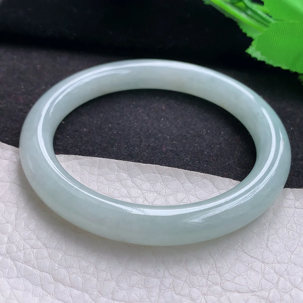 z自然光57*9.2*9美人镯 缅甸翡翠A货浅绿水润圆条玉手镯玉手环