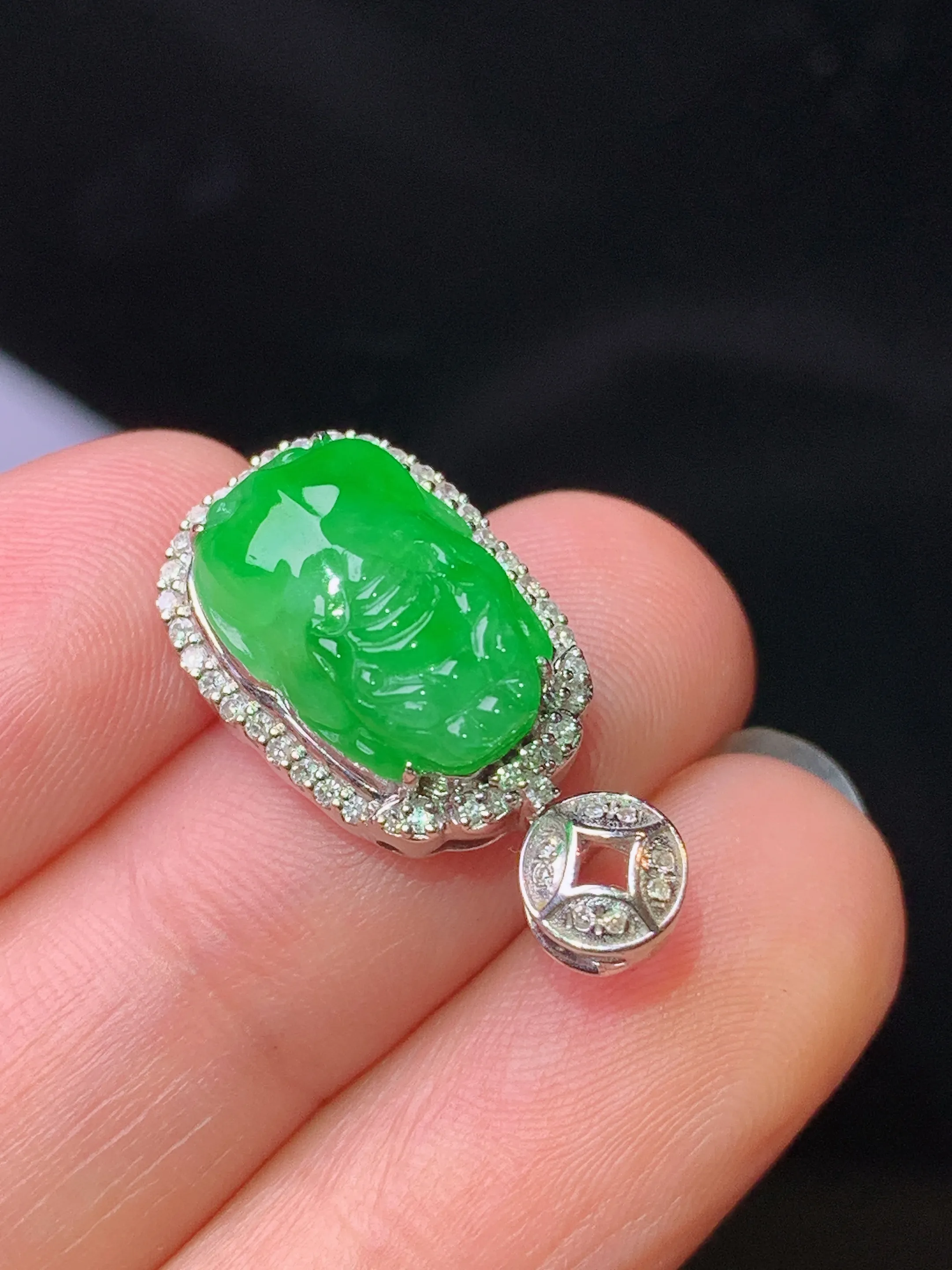 18k金钻镶嵌满绿貔貅吊坠 玉质细腻 色泽清新艳丽 整体尺寸25.2*11.6*9