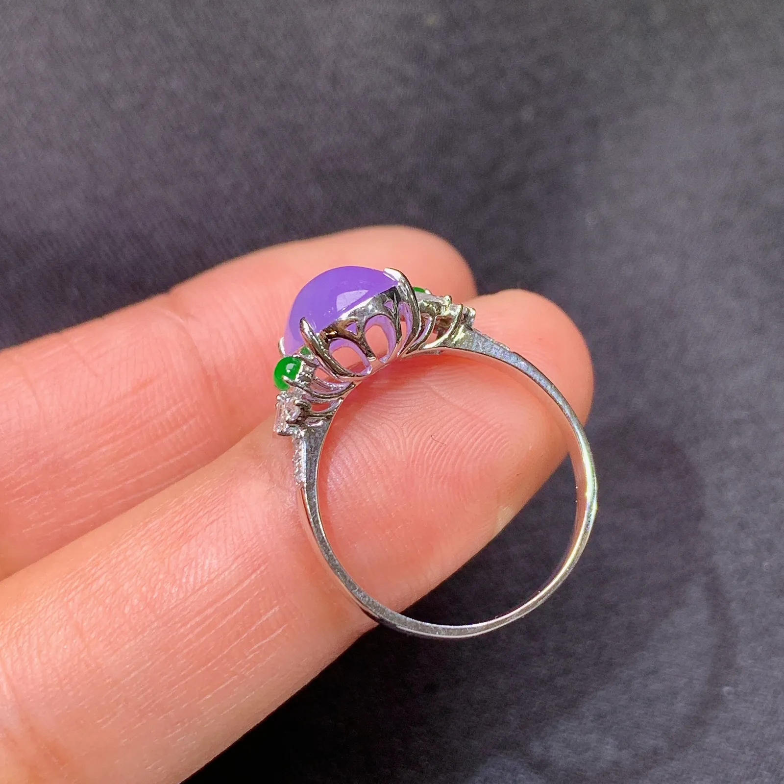 冰紫罗兰蛋面戒指，18k金镶嵌，温润细腻，颜色鲜艳，圈口13 裸石9.3*7.3*3.3
