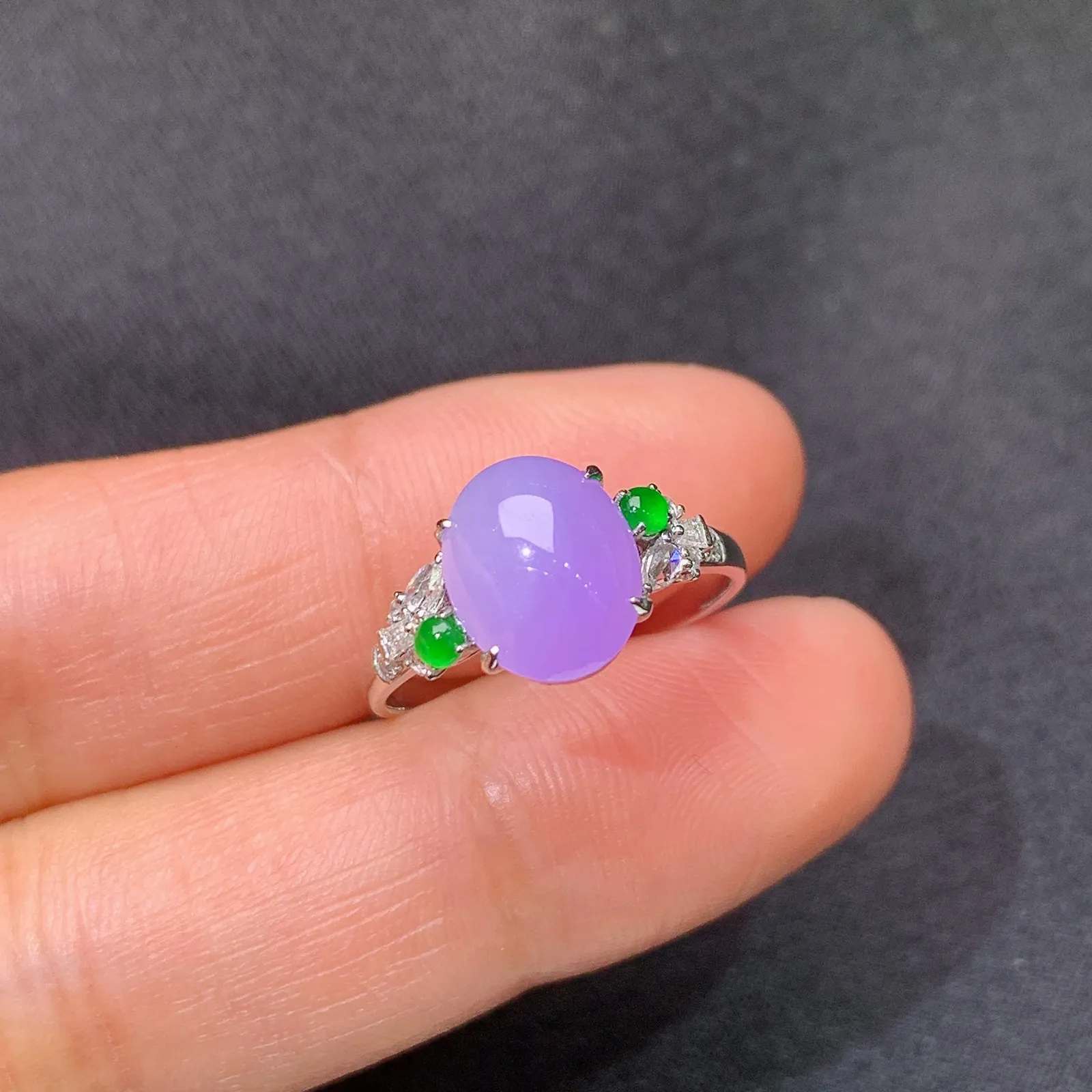 冰紫罗兰蛋面戒指，18k金镶嵌，温润细腻，颜色鲜艳，圈口13 裸石9.3*7.3*3.3
