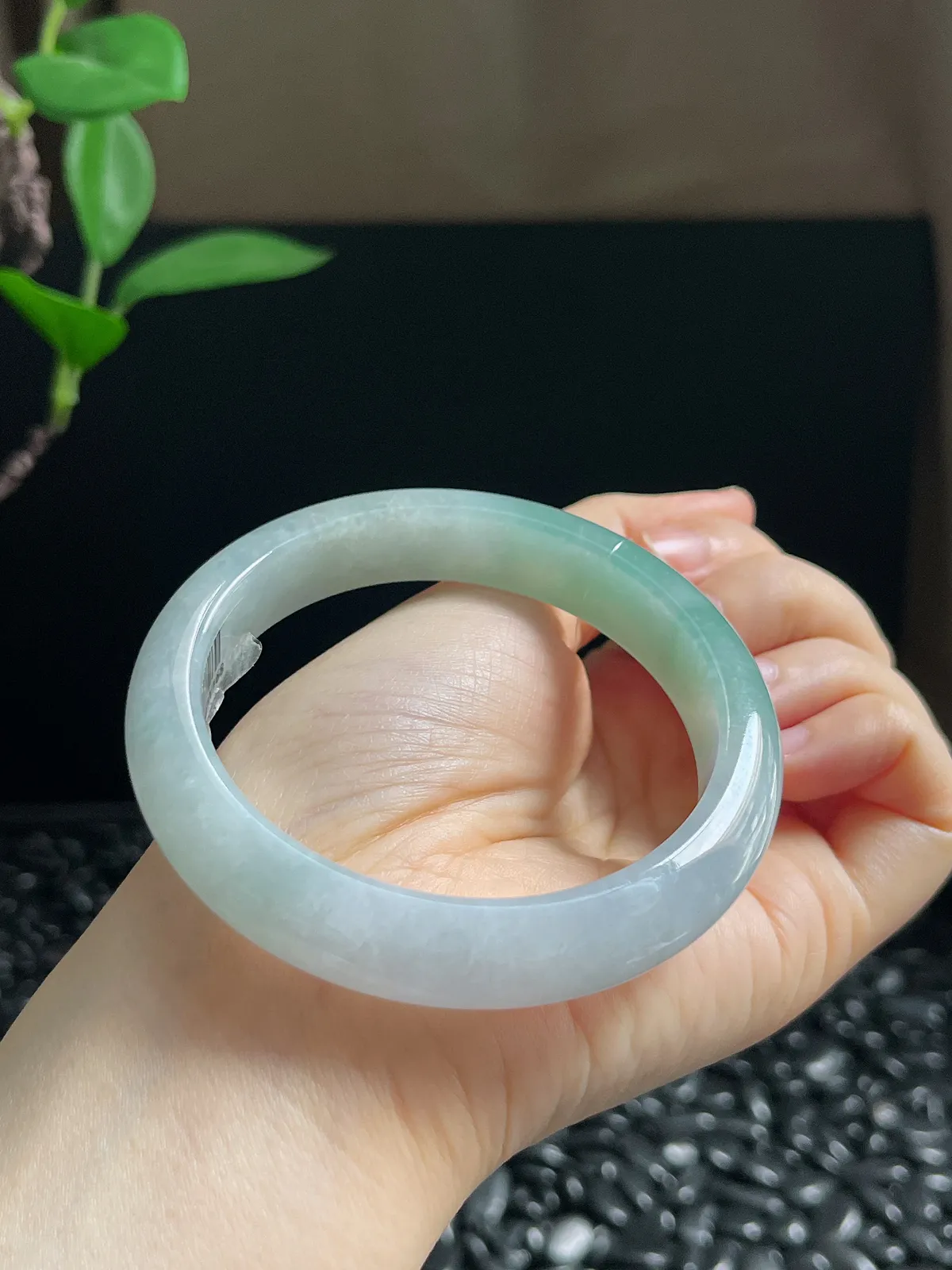 正圈57.9圈口，翡翠冰糯种淡绿色手镯