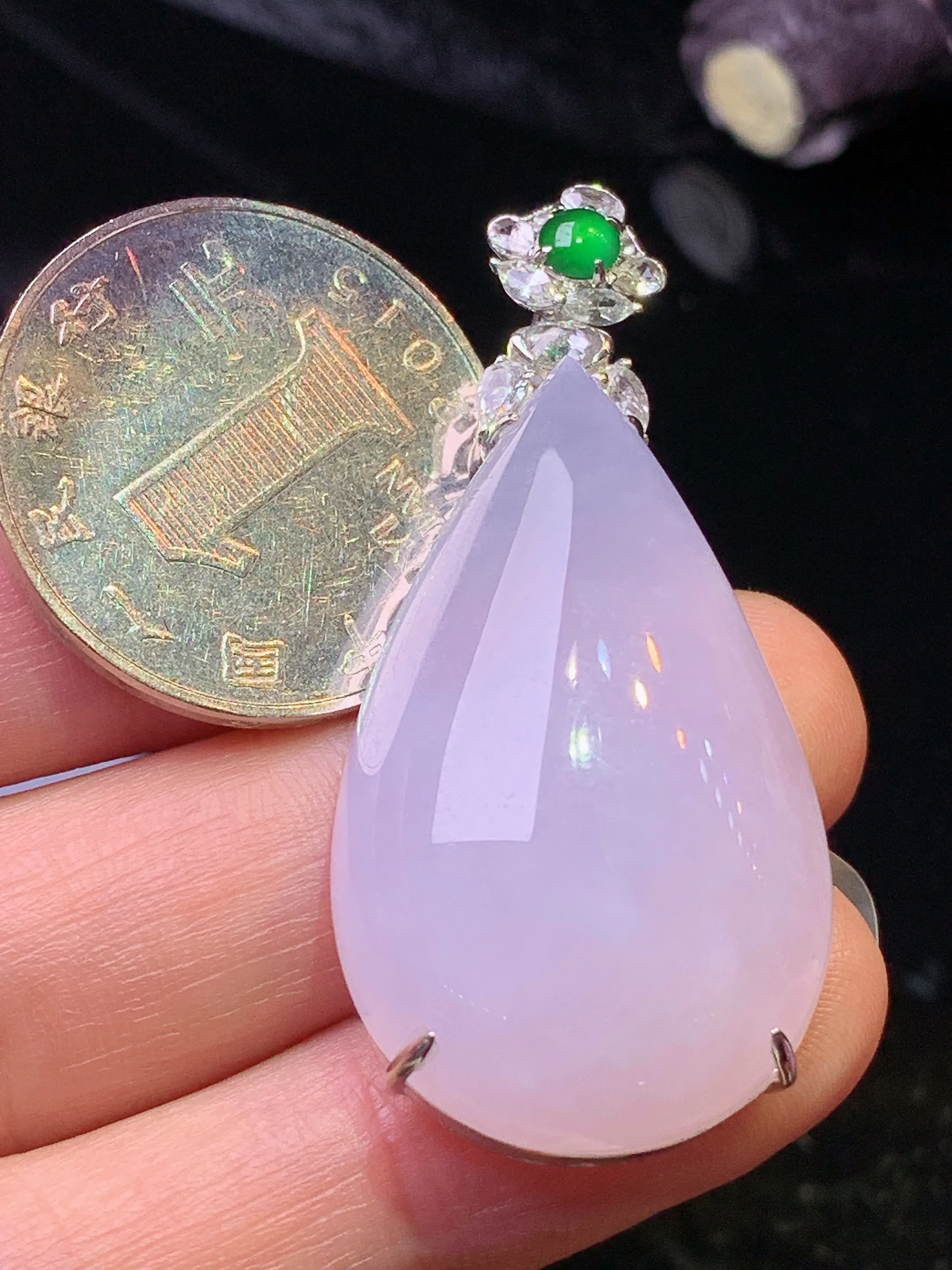 18k金钻镶嵌淡紫罗兰水滴吊坠 玉质细腻 色泽清新艳丽 整体尺寸46.5*21.5*11.2