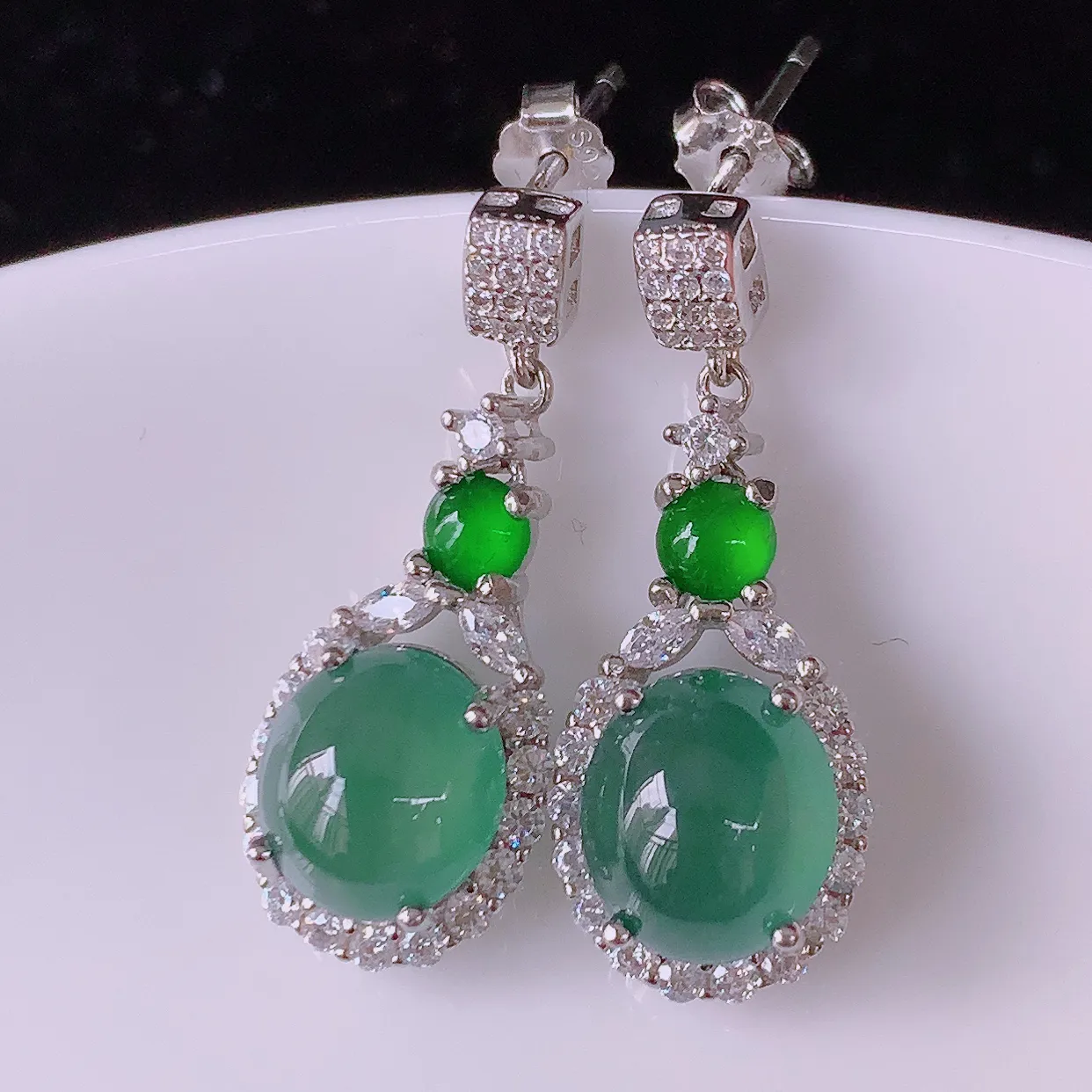 冰透满绿翡翠925银镶嵌耳坠，自然光实拍，翠色灵动，颜色漂亮，种老水足，品相佳，佩戴佳品！#97.2