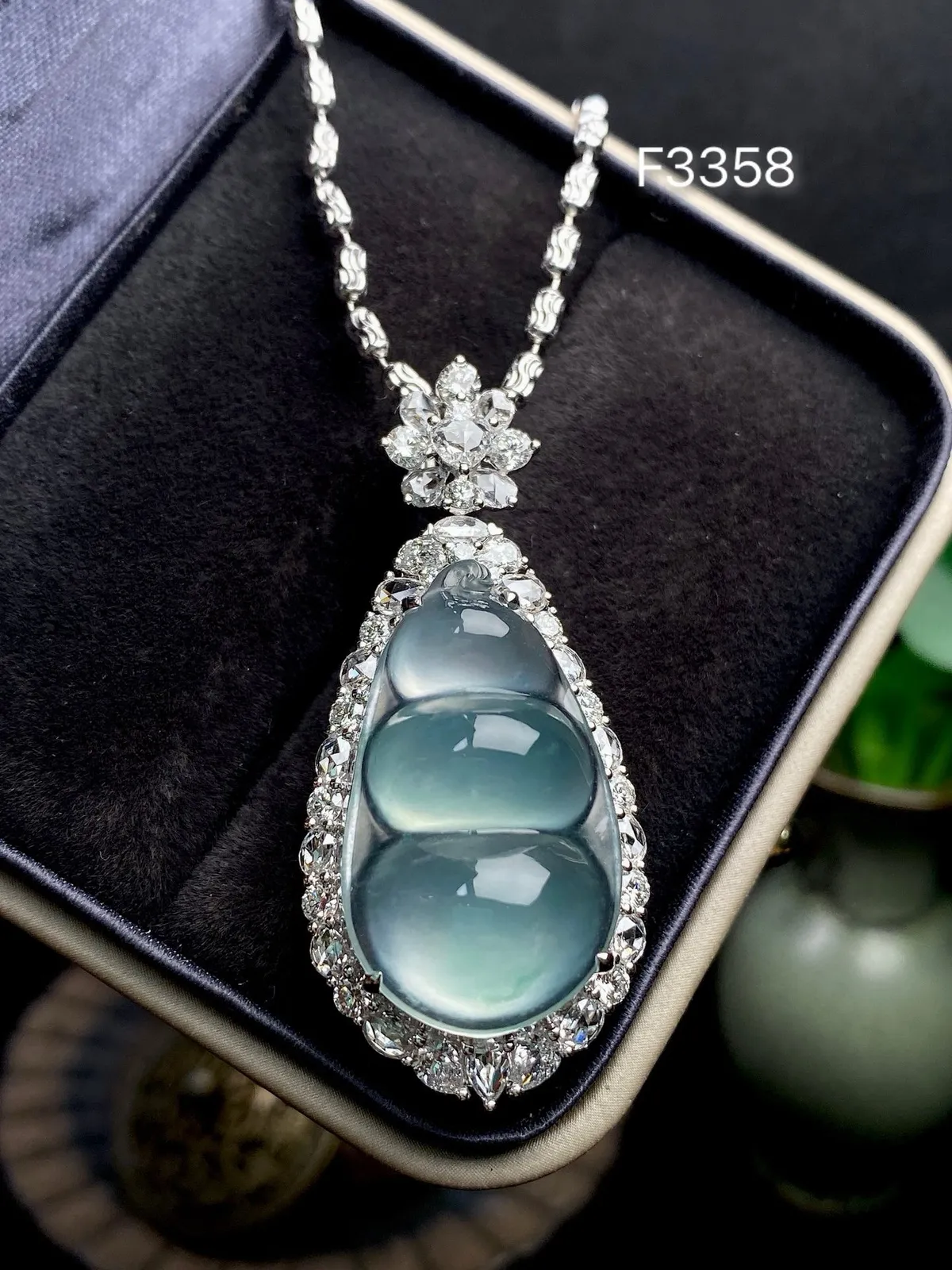 【冰种福豆吊坠】种地上乘，冰感十足，通透起光，饱满圆润，18k金钻镶嵌，裸石尺寸26.2*15.6*