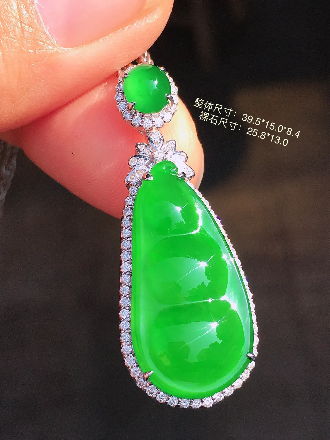 阳绿福豆吊坠，色泽均匀艳丽，玉质细腻，荧光感超
强，饱满圆润，尽显优雅气质，18k
金豪华镶嵌