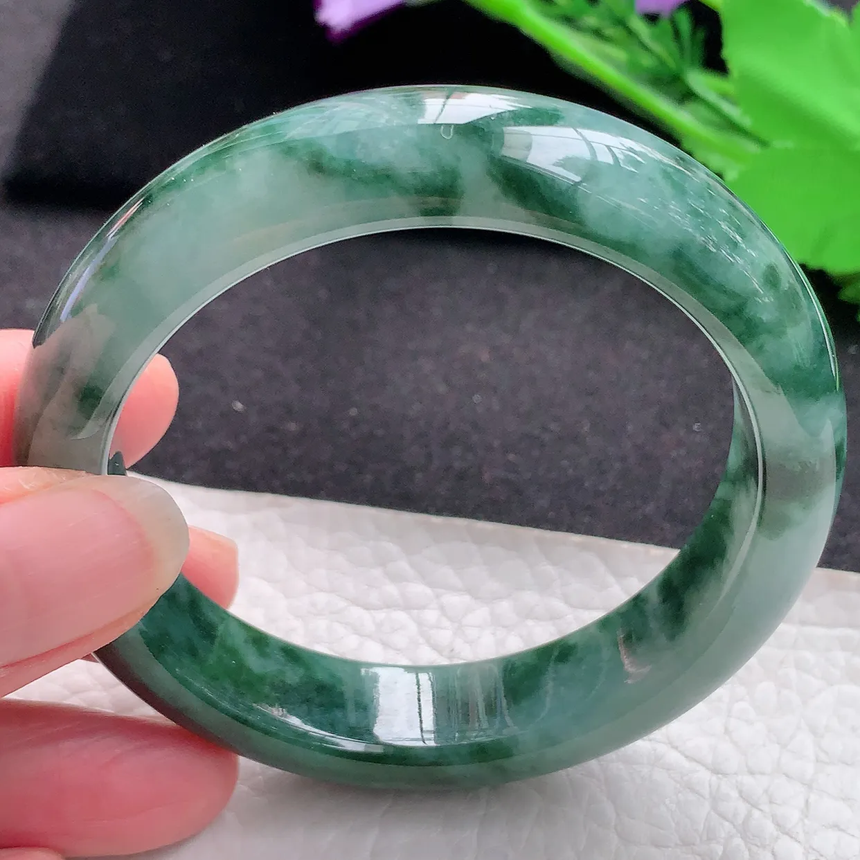 js自然光55.5*13.3*8.6平安镯 缅甸翡翠a货油绿飘花宽边玉手镯玉手环