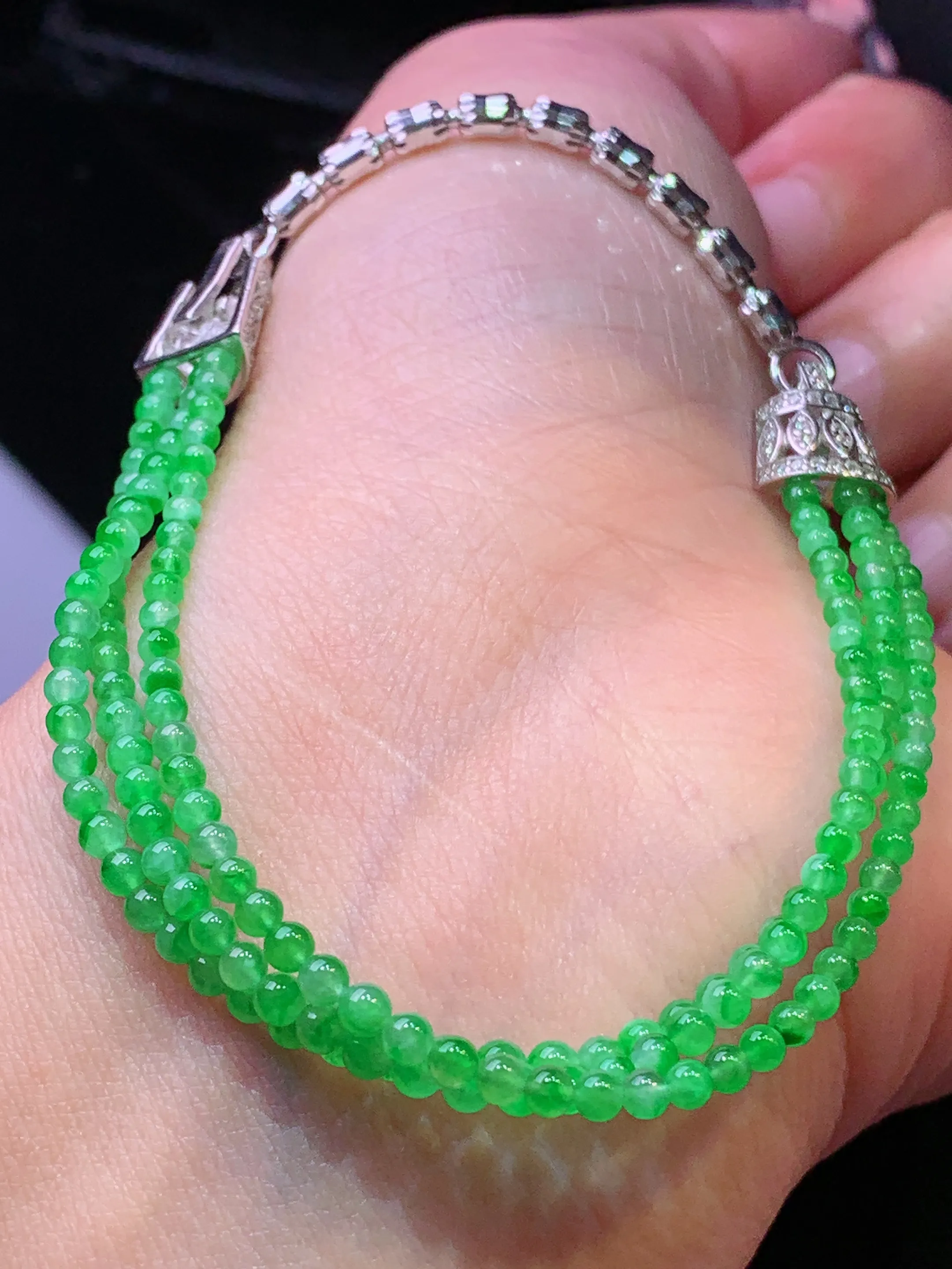 翠绿小米珠手链 玉质细腻 色泽清新艳丽 整体尺寸2.8