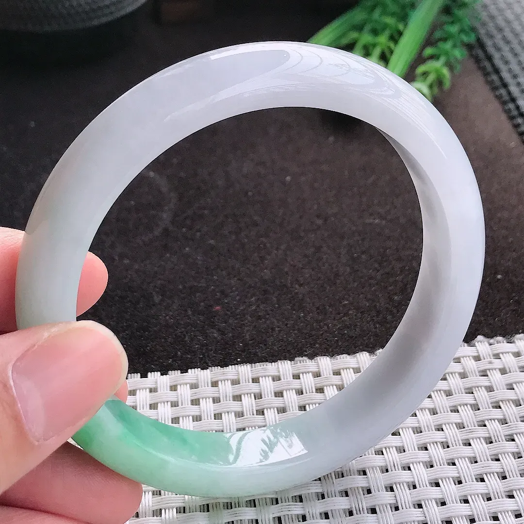 天然A货翡翠62.5/12.4/8.5老坑精美温润飘绿手镯大圈口宽边玉镯