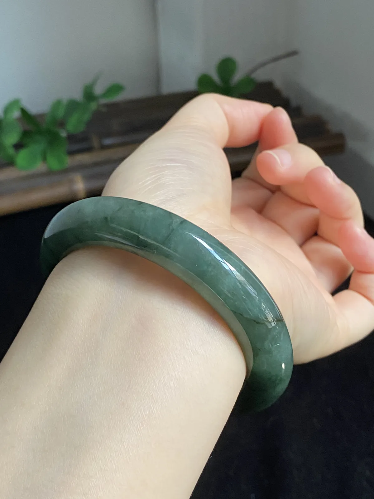 正圈54.4圈口，翡翠糯化种飘绿手镯