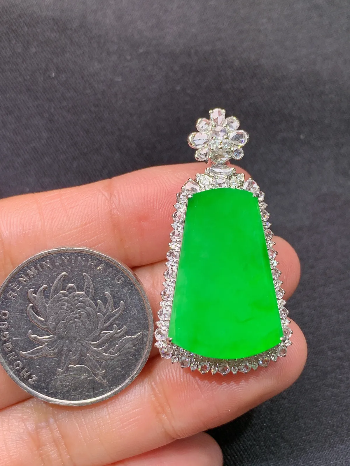 阳绿无事牌吊坠，18k金镶嵌，冰润色阳，种老水足 zhe尺寸38.6*19.8*9.8