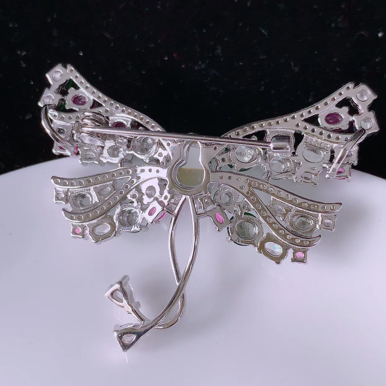 冰透满绿翡翠925银镶嵌胸针，自然光实拍，翠色灵动，颜色漂亮，种老水足，品相佳，佩戴佳品！#97.20整体48*30*9.5葫芦裸石8*5.8