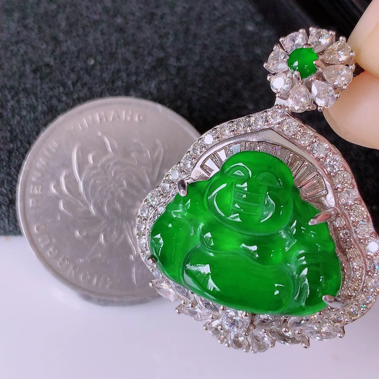 冰透满绿翡翠925银镶嵌佛公吊坠，自然光实拍，翠色灵动，颜色漂亮，种老水足，品相佳，佩戴佳品！#97.20整体33.8*26.5*12.5裸石19.5*15.5