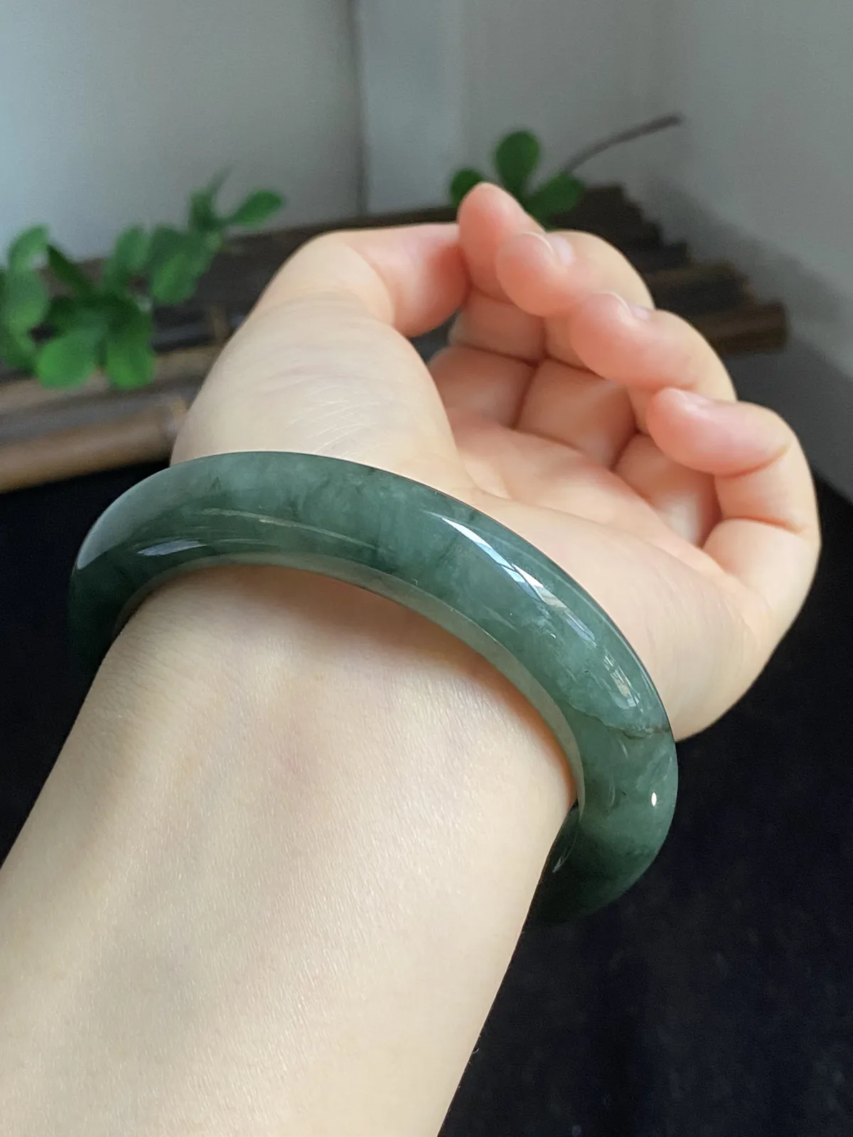 正圈54.4圈口，翡翠糯化种飘绿手镯