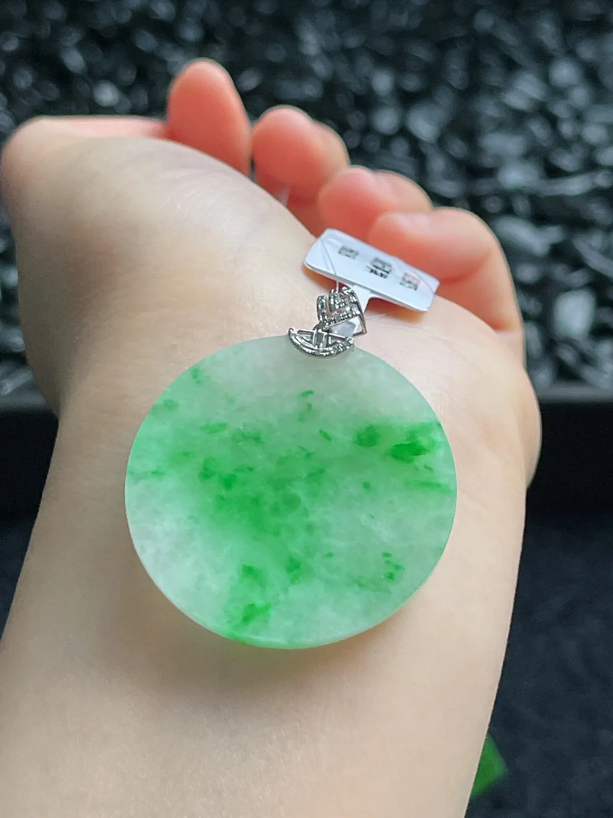 18k金翡翠糯化种飘绿无事牌