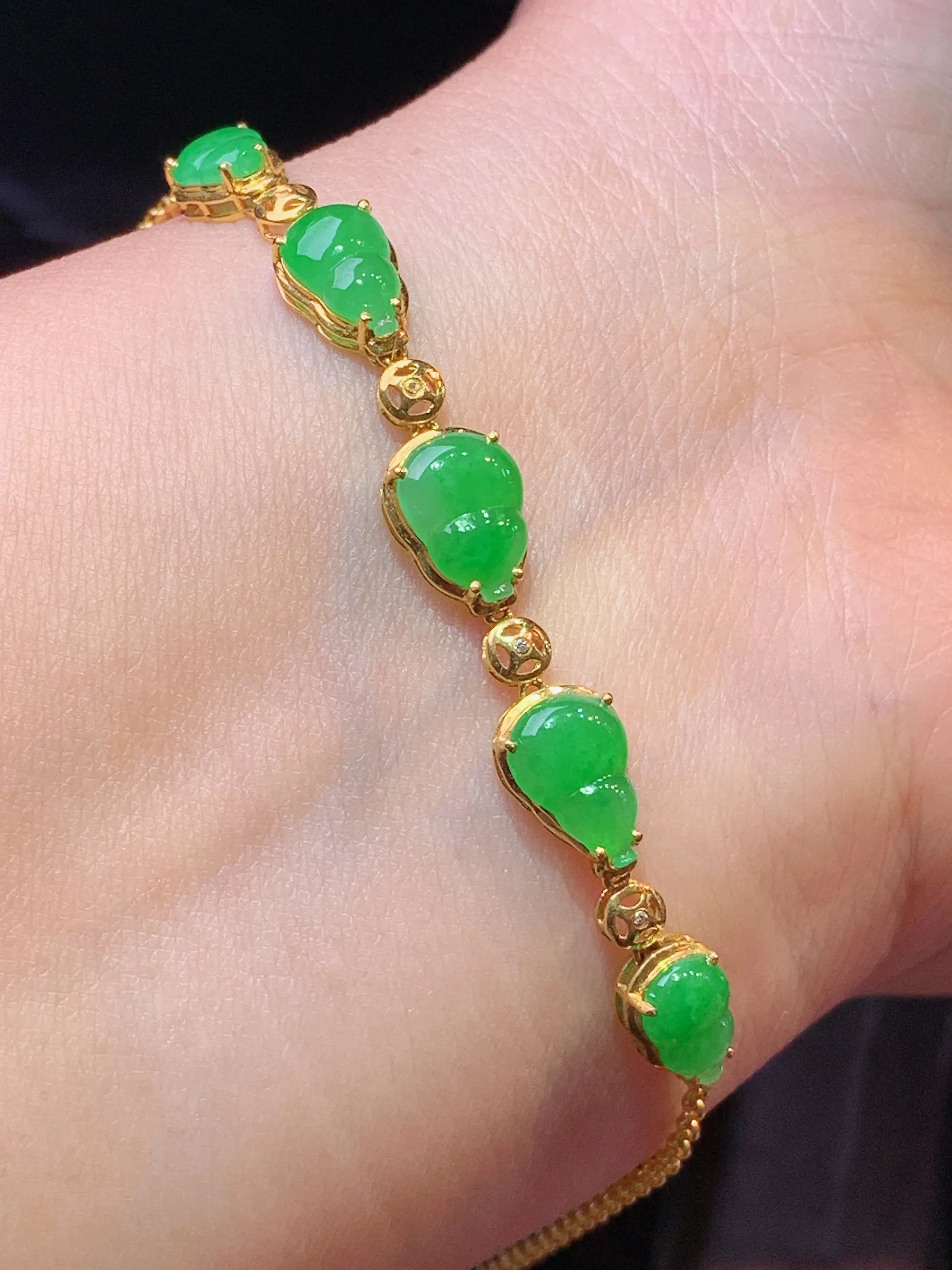 18k金镶嵌翠绿葫芦手链 玉质细腻 色泽清新艳丽 整体尺寸61.5*6.8*3.6