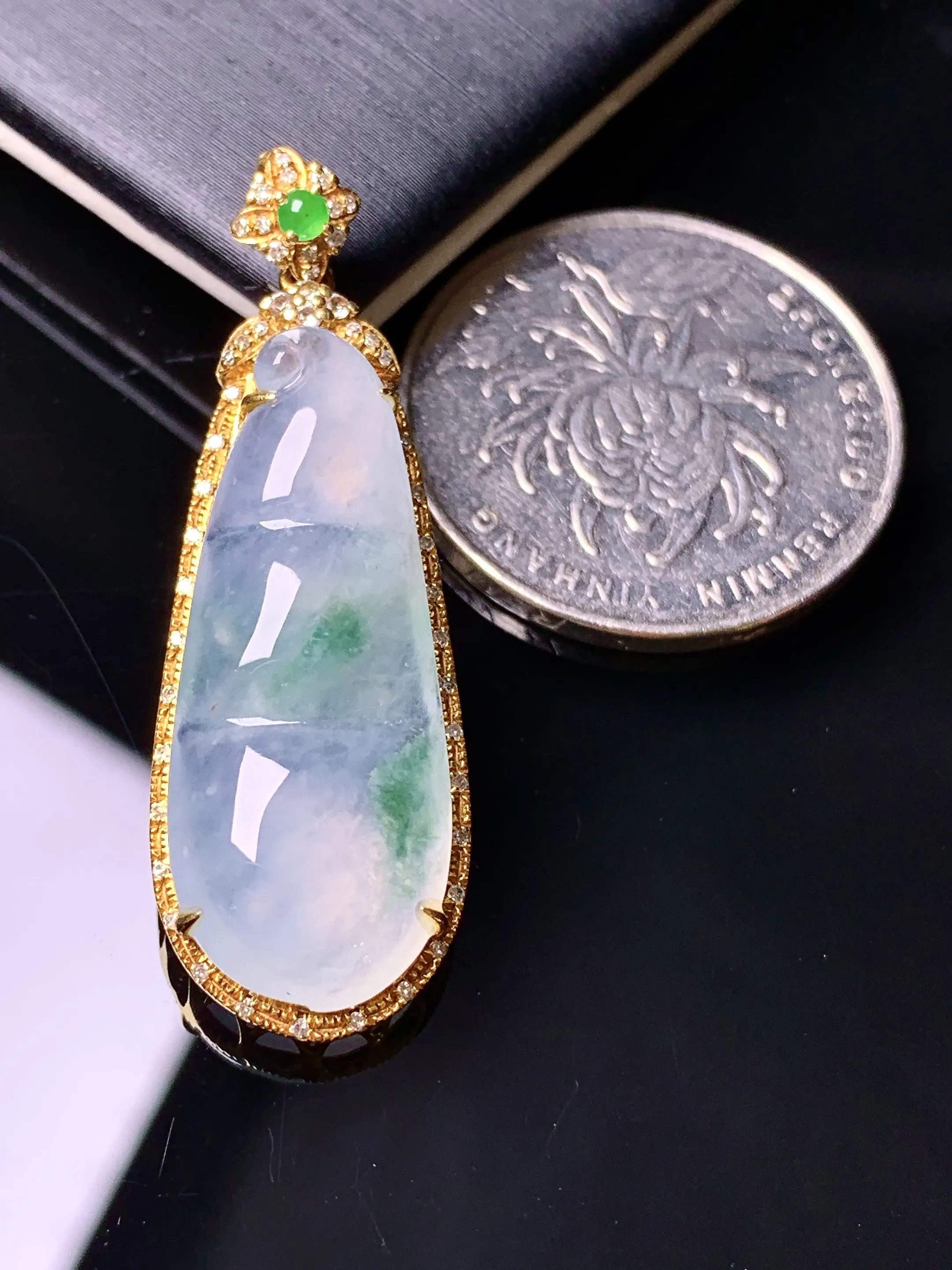 18k金钻镶嵌飘绿四季豆吊坠 玉质细腻 色泽清新艳丽 整体尺寸39.3*13.5*7.8