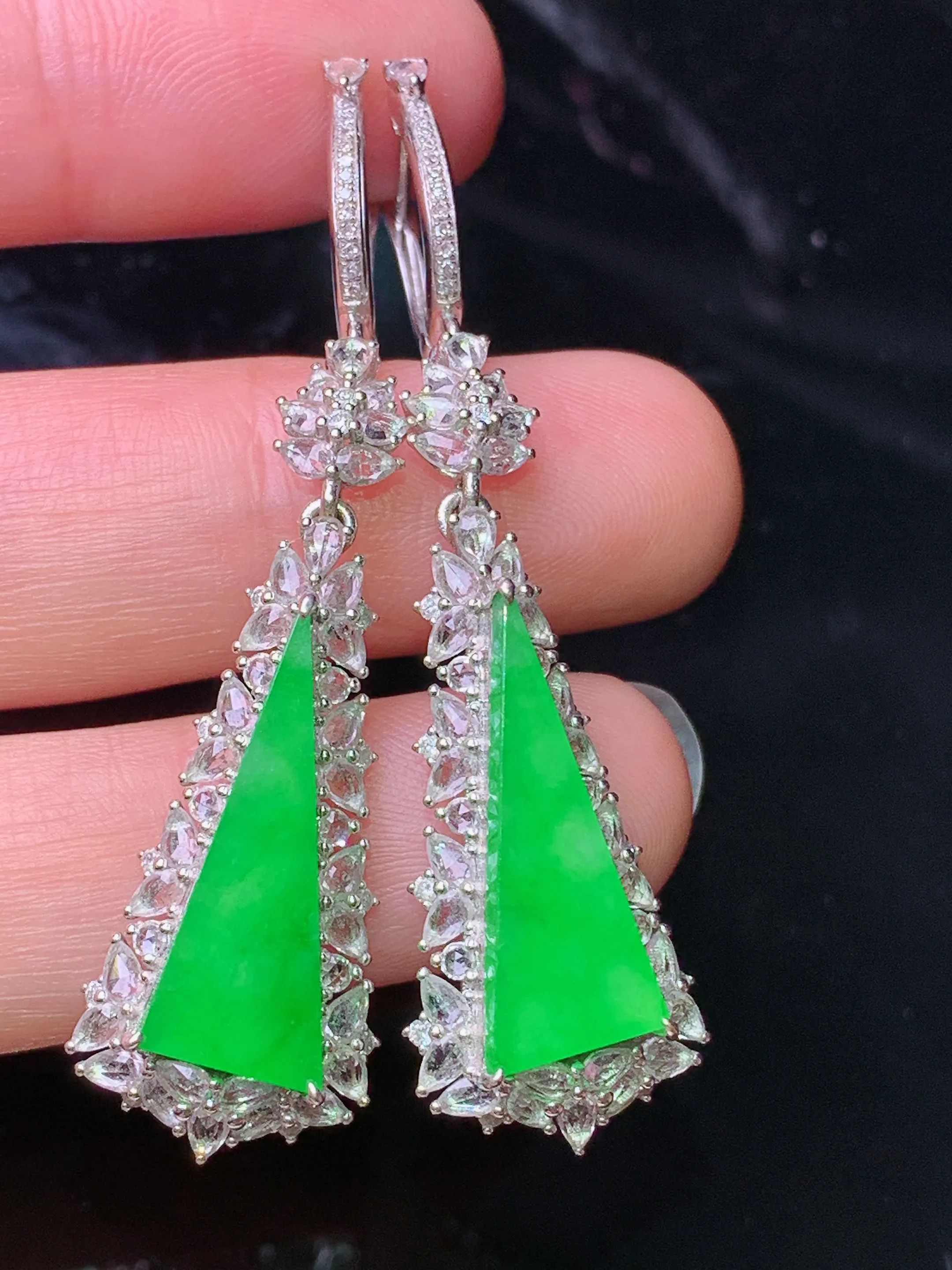 18k金钻镶嵌翠绿方形耳坠 玉质细腻 色泽清新艳丽 整体尺寸51.3*13.5*6.5