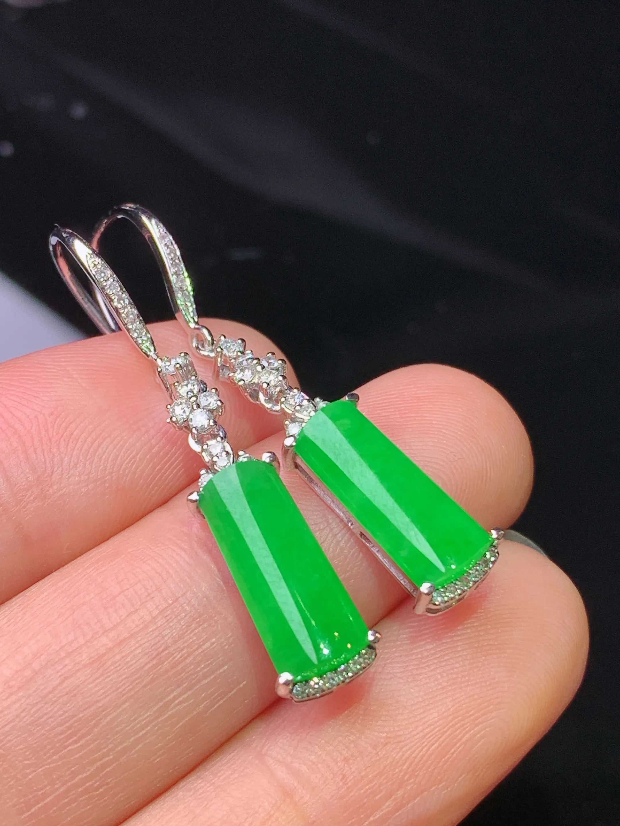 18k金钻镶嵌满绿玉柱耳坠 玉质细腻 色泽清新艳丽 整体尺寸37*6.8*4.5