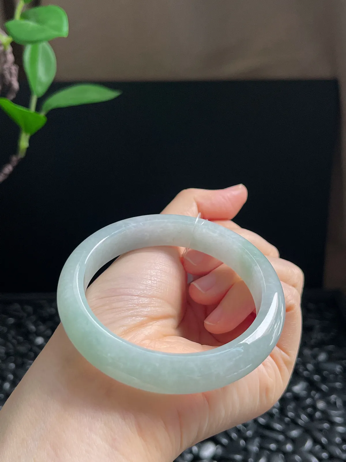 正圈56圈口，翡翠糯化种浅绿手镯