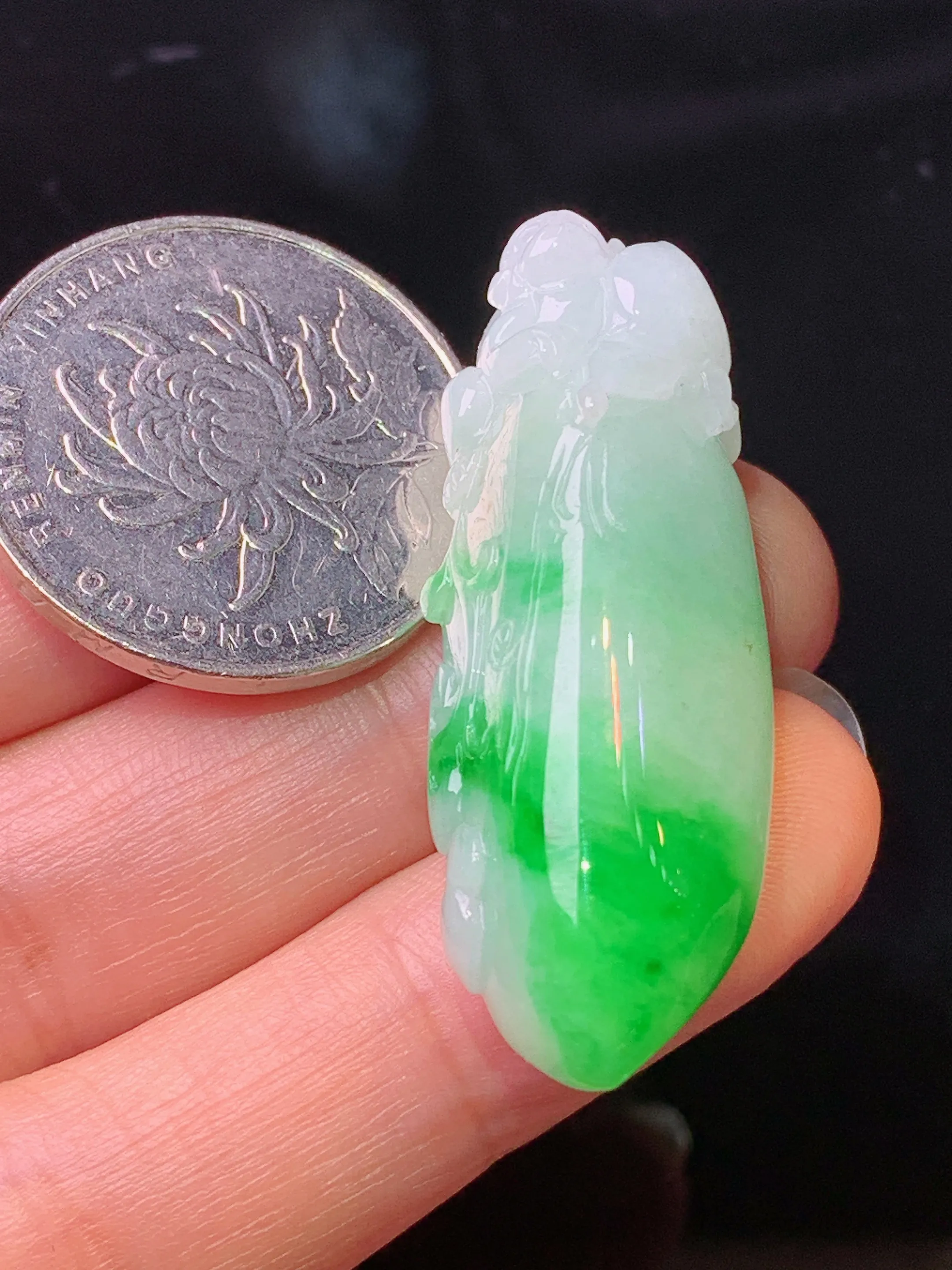 飘绿灵猴吊坠 玉质细腻 色泽清新艳丽 整体尺寸41.8*15.5*12