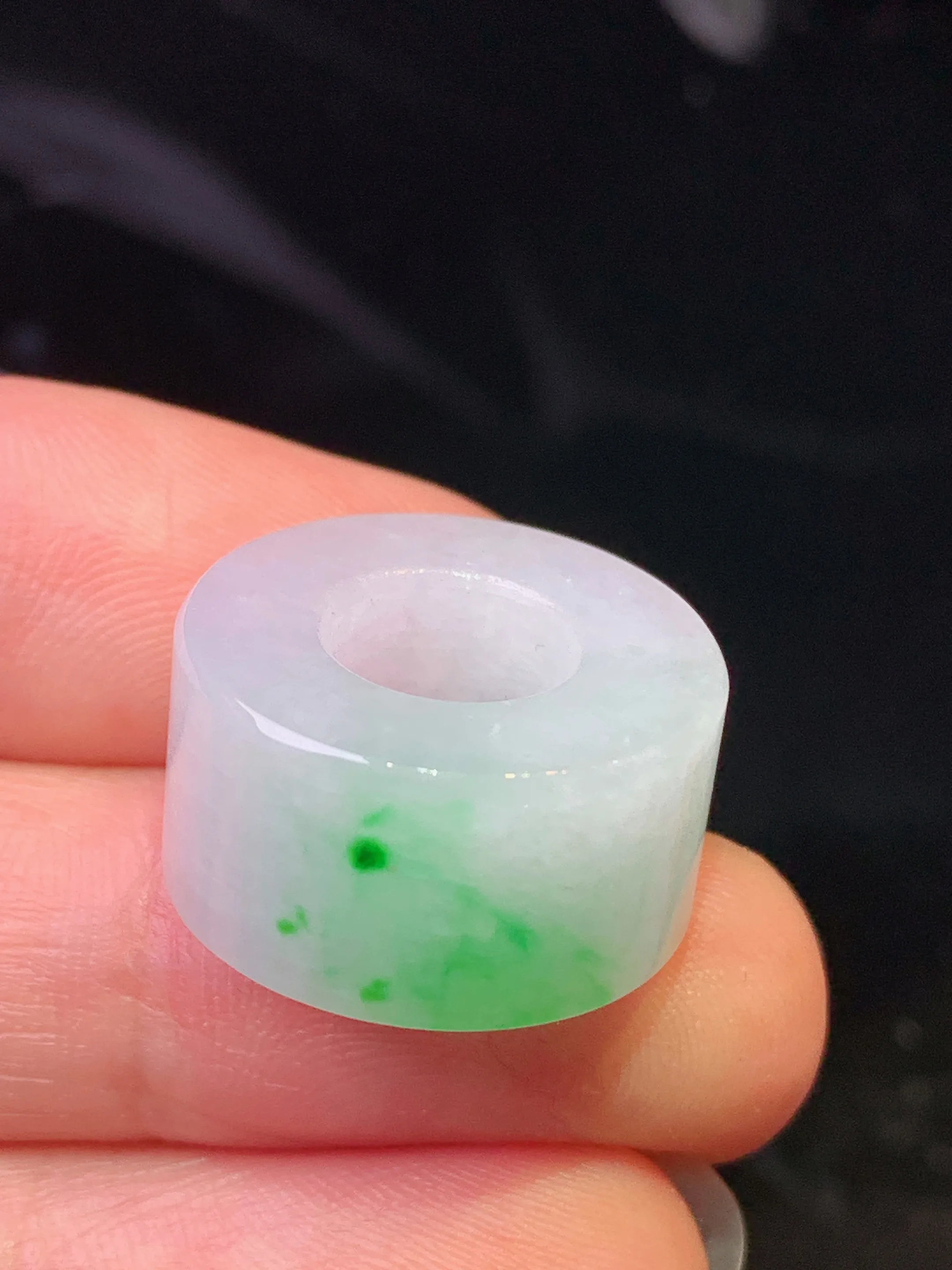 飘绿路路通吊坠 玉质细腻 色泽清新艳丽 整体尺寸18.6*9.6